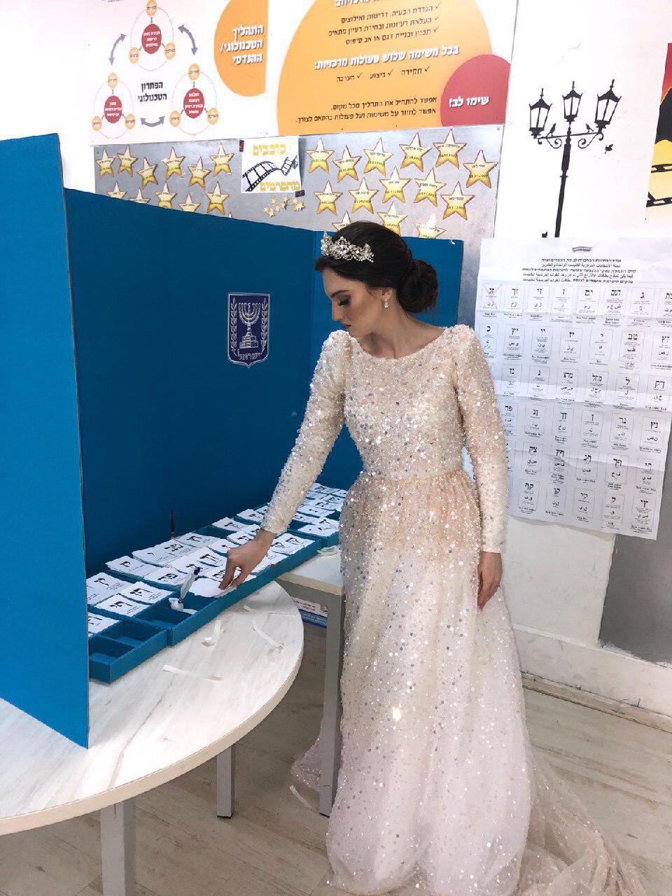 Elecciones en Israel. Pnina Warziski de la ciudad de Ashdod votó con su vestido de novia. Luego se casó