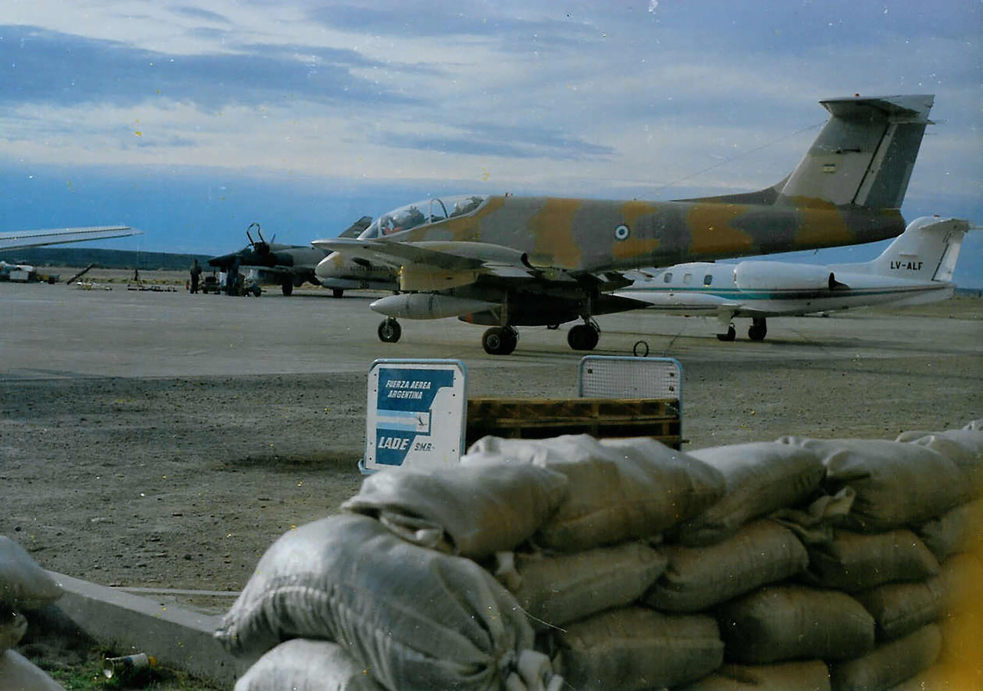 Uno de los Pucará lA 58 en la base de San Julián