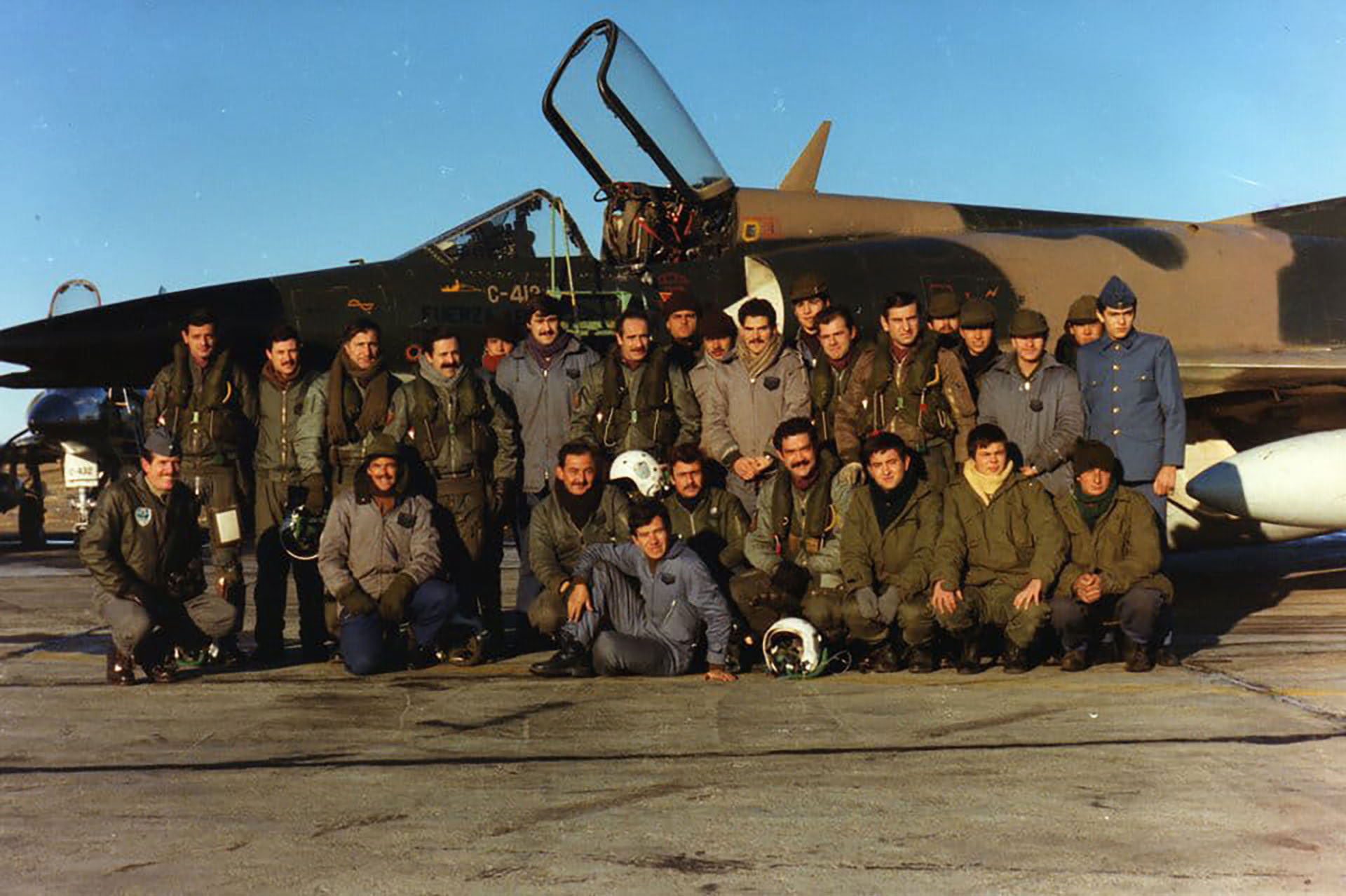 Pilotos, mecánicos, técnicos y soldados del Escuadrón M5 Dagger antes de una de las misiones en Comodoro Rivadavia