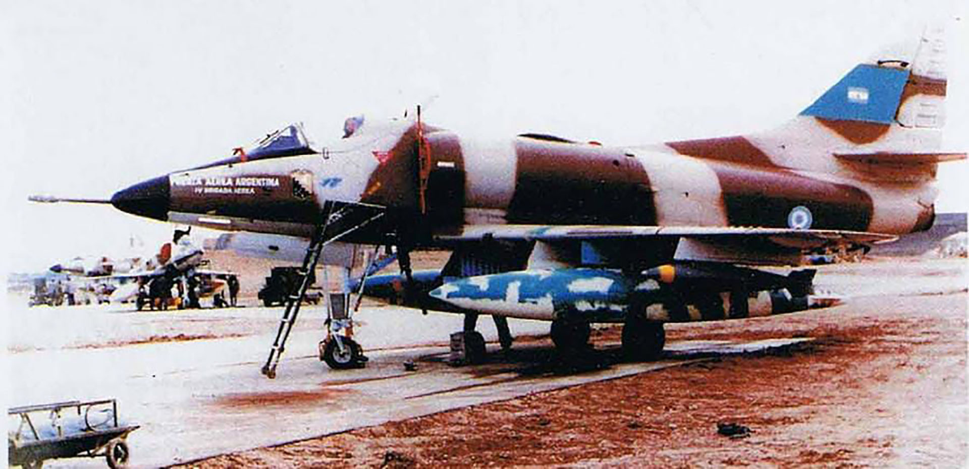 El A4C, con el armamento colocado, a la espera del despegue rumbo hacia la zona del conflicto en 1982