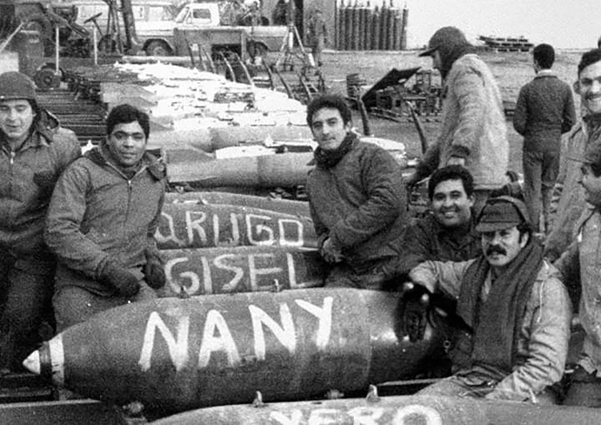 Armeros de A4 bautizaban las bombas MK17, de 1000 libras, destinadas a la flota británica