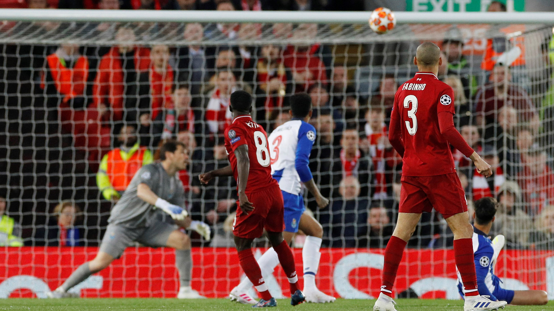 Naby Keita ya ejecutó, la pelota se desvió y va hacia el fondo del arco de Casillas para el 1-0 (Foto: REUTERS/Phil Noble)