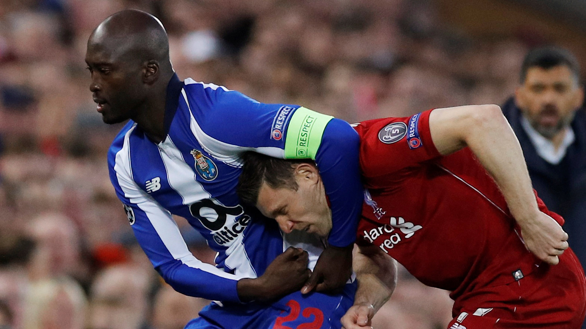 Excelente instantánea en Anfield: Danilo Pereira (Porto) agarra de la cabeza a James Milner (Foto: REUTERS/Phil Noble)