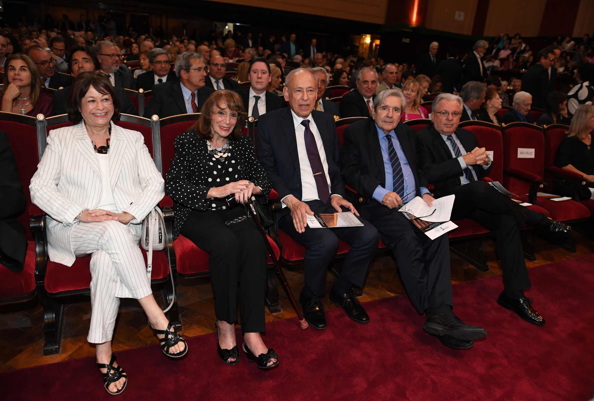 La periodista Magdalena Ruiz Guiñazú junto Luis Ovsejevich, de la Fundación Konex, el decano de la Facultad de Derecho Alberto Bueres y el rector de la casa de estudios, Alberto Barbieri