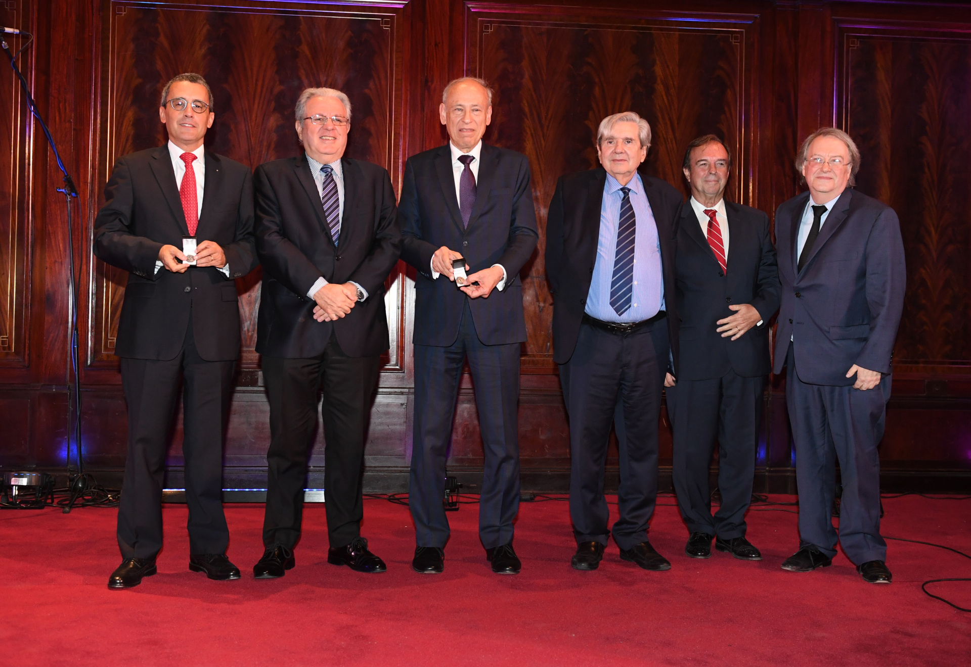 From left to right Federico Carenzo, who was in charge of the project; the rector Alberto Barbieri; Luis Ovsejevich, president of the Konex Foundation; dean of Faculty of Law, Alberto Bueres; Vice-Dean Mardelo Gerald, and chief executive of Marcelo Haissiner