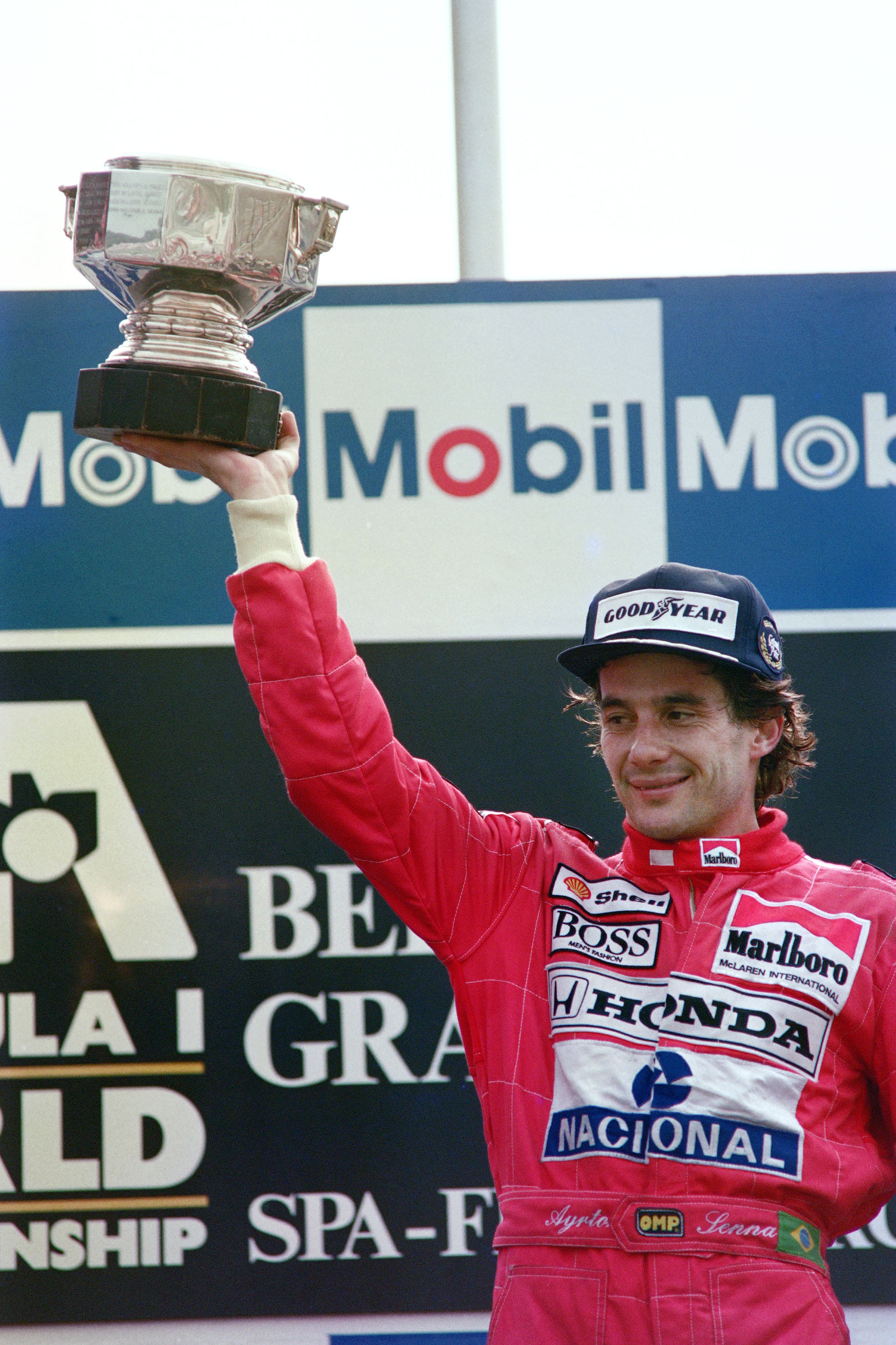 Senna, con el trofeo por haber ganado uno de sus 41 Grandes Premios, esta vez en Bélgica 1990
