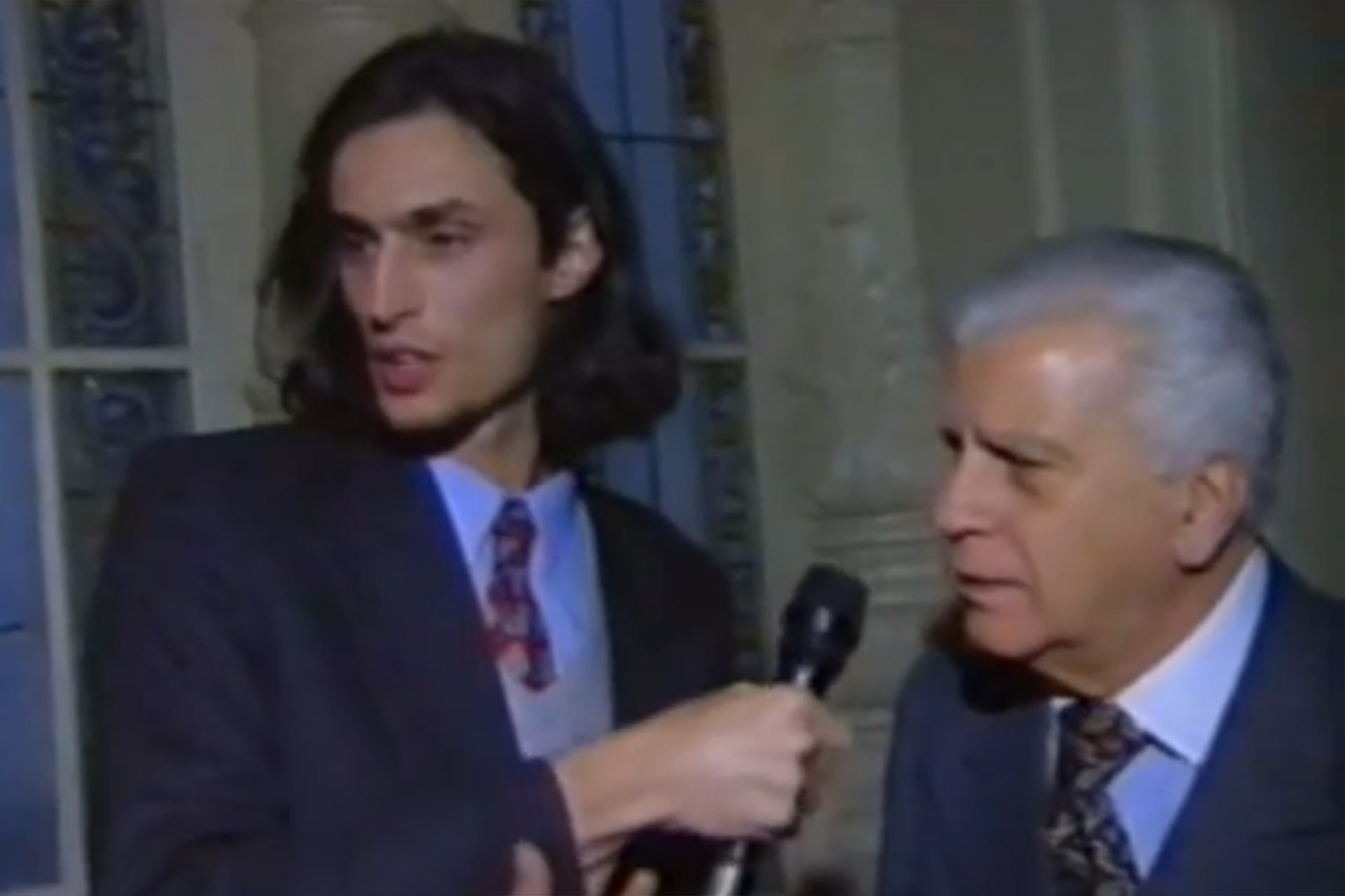 Daniel Tognetti cuando era notero en “CQC”, entrevistando al recordado Antonio Cafiero
