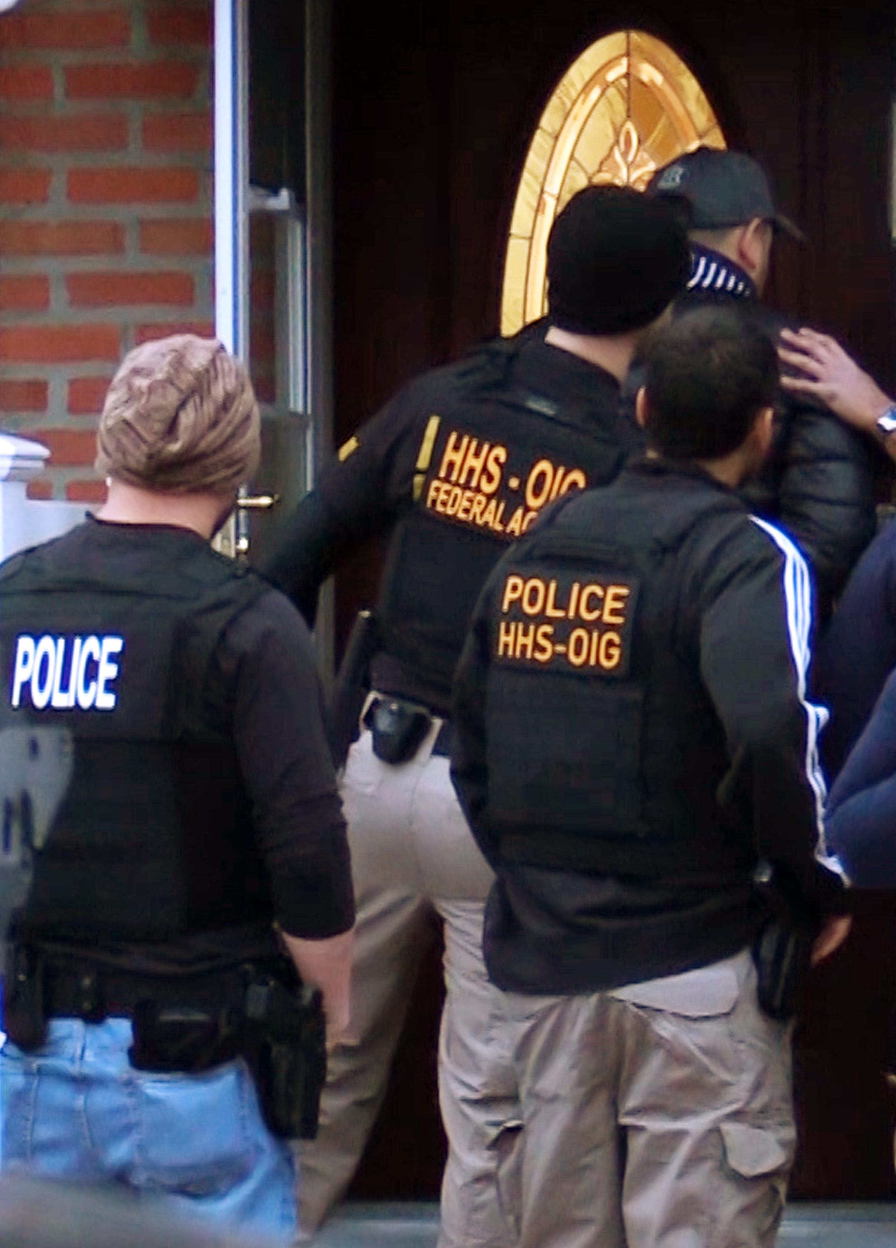 En esta foto provista por el Departamento de Salud, agentes del departamento y policiales efectúan arrestos el martes 9 de abril de 2019 en Queens, Nueva York, al desbaratar una estafa multimillonaria al seguro de salud Medicare. (Department of Health and Human Services, Office of Inspector General via AP)
