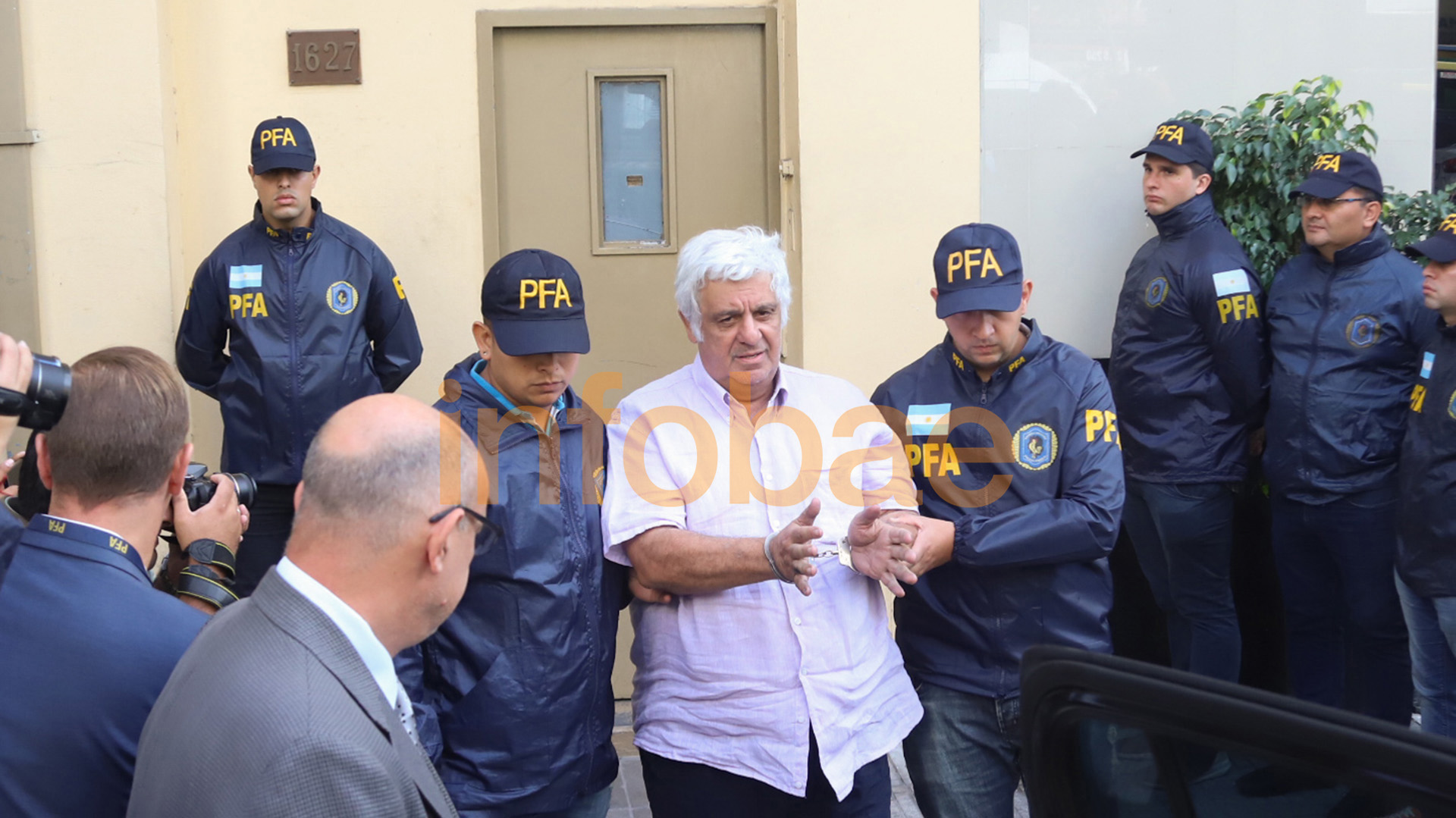 Esposado, rumbo a Comodoro Py: Alberto Samid pasó su primera noche detenido en la sede de la Policía (Matías Baglietto)