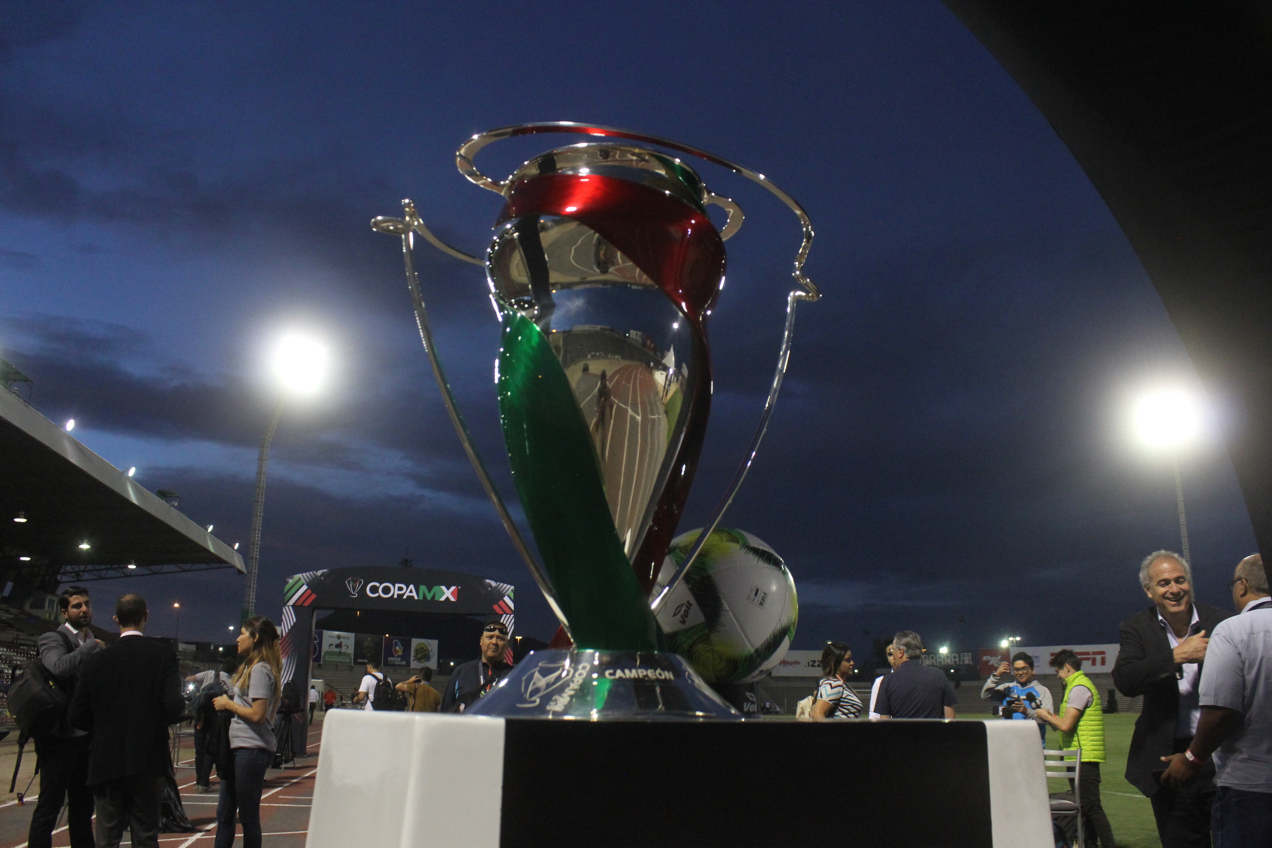 El trofeo que levantará el campeón al final de la noche en Juárez (Foto: Nacho Ruiz/ cuartoscuro.com)