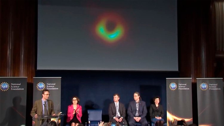 Parte de los científicos el proyecto EHT presentan en Washington la primera imagen de un agujero negro
