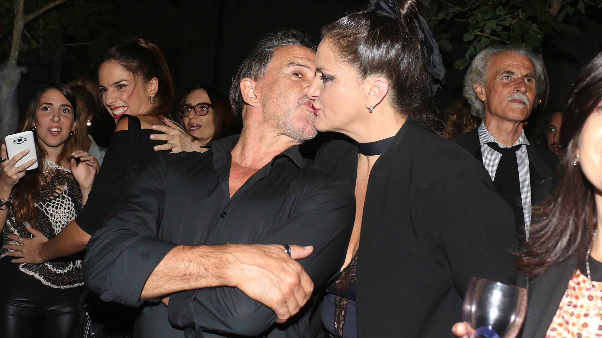 El protagonista del evento, cerró su noche muy feliz junto a su pareja, Viviana Sáenz (Créditos: Verónica Guerman / Teleshow)