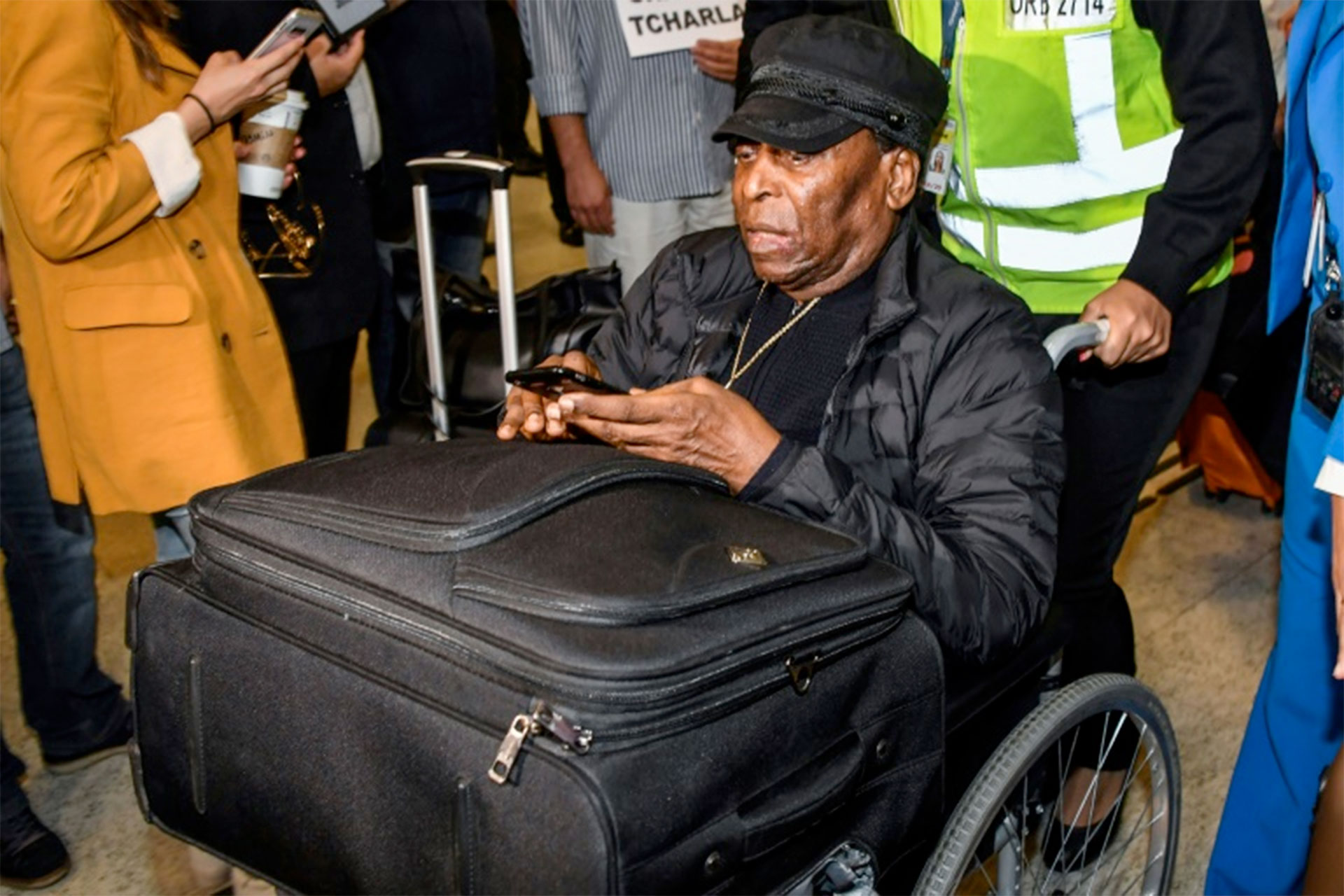 Pelé llega al aeropuerto internacional Guarulhos, en Guarulhos, unos 25km de Sao Paulo, Brasil, el 9 de abril de 2019 (AFP – NELSON ALMEIDA)