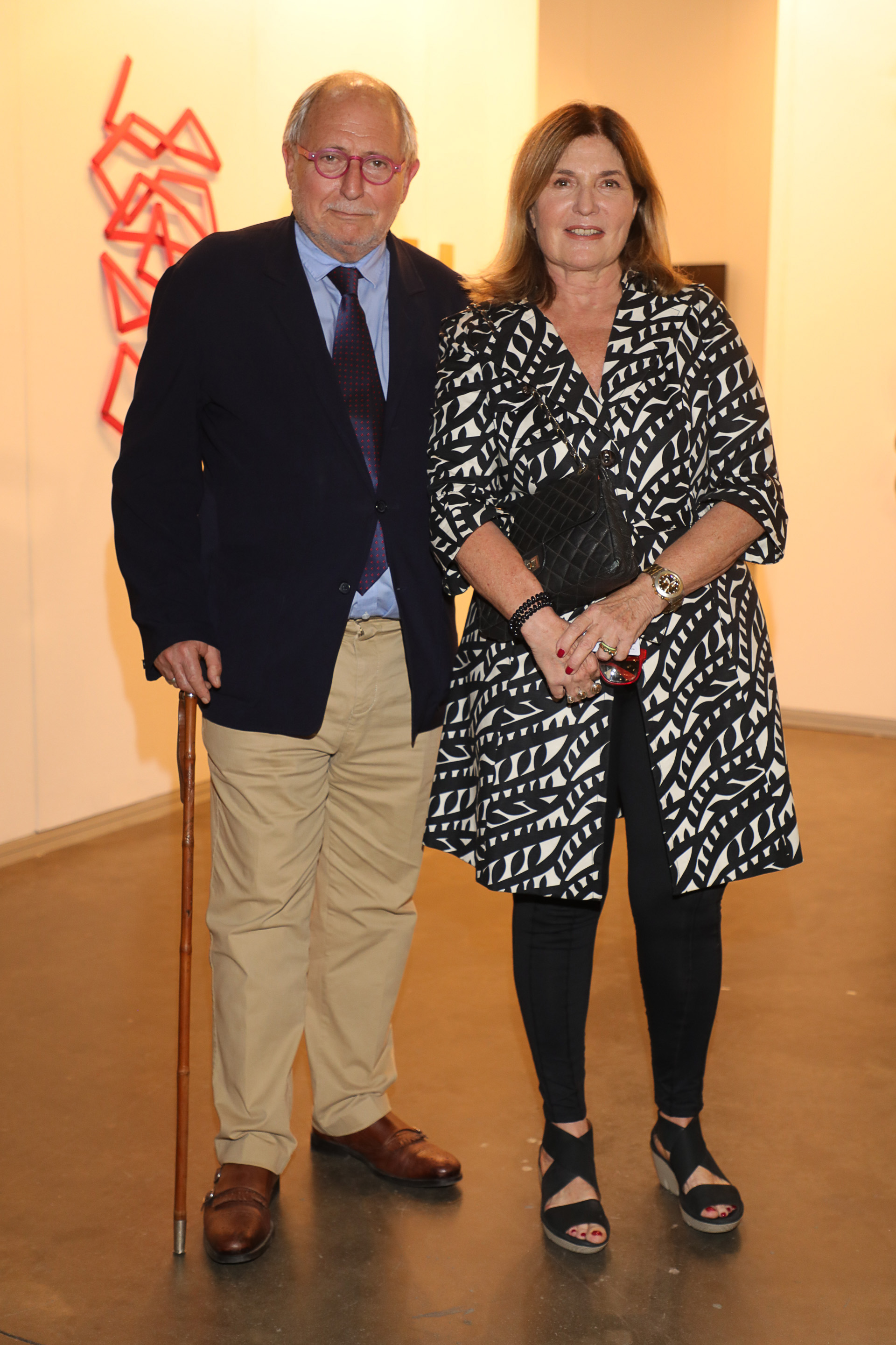 El embajador argentino en China, Diego Guelar, junto a Sofía Neiman
