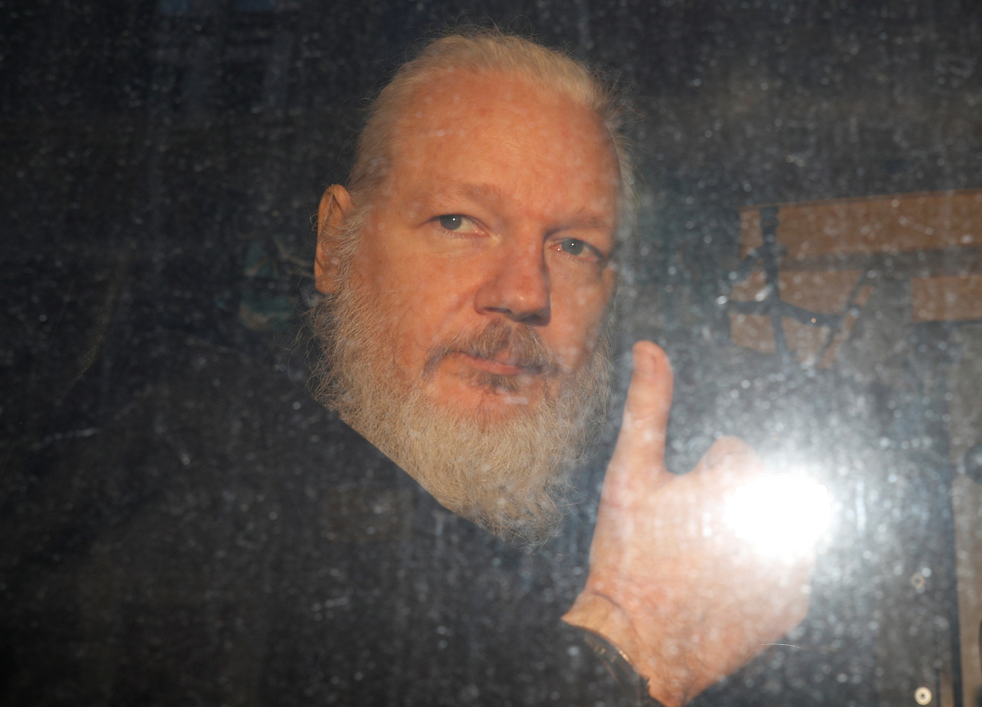 Assange tras ser detenido en Londres (REUTERS/Peter Nicholls)