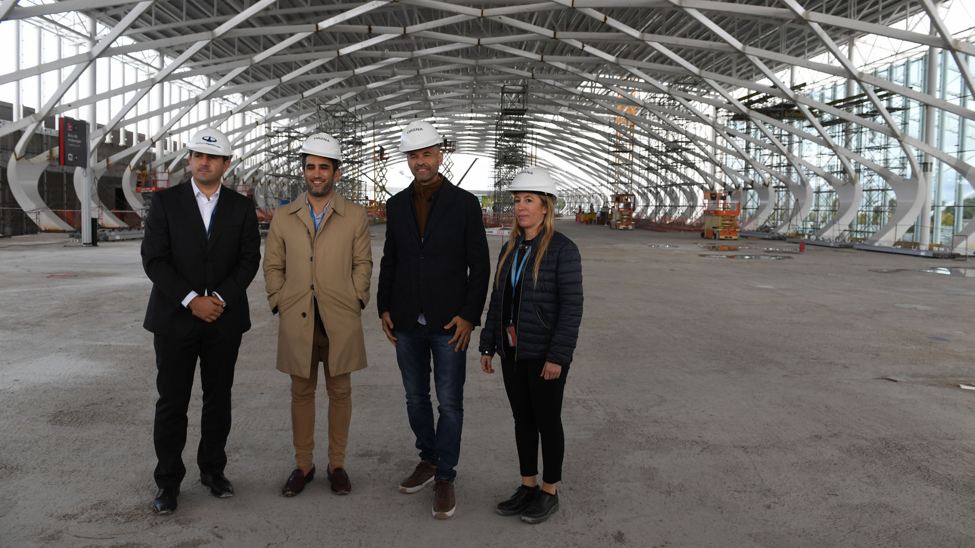 Daniel Ketchibachian, Patricio Di Stefano, Guillermo Dietrich y Clara Franchino (gerenta de obras del ORSNA), dentro del segundo piso de la Terminal de Partidas, una estructura que se conoce como “Zeppelin” y que será común a todos los visitantes, sean o no pasajeros