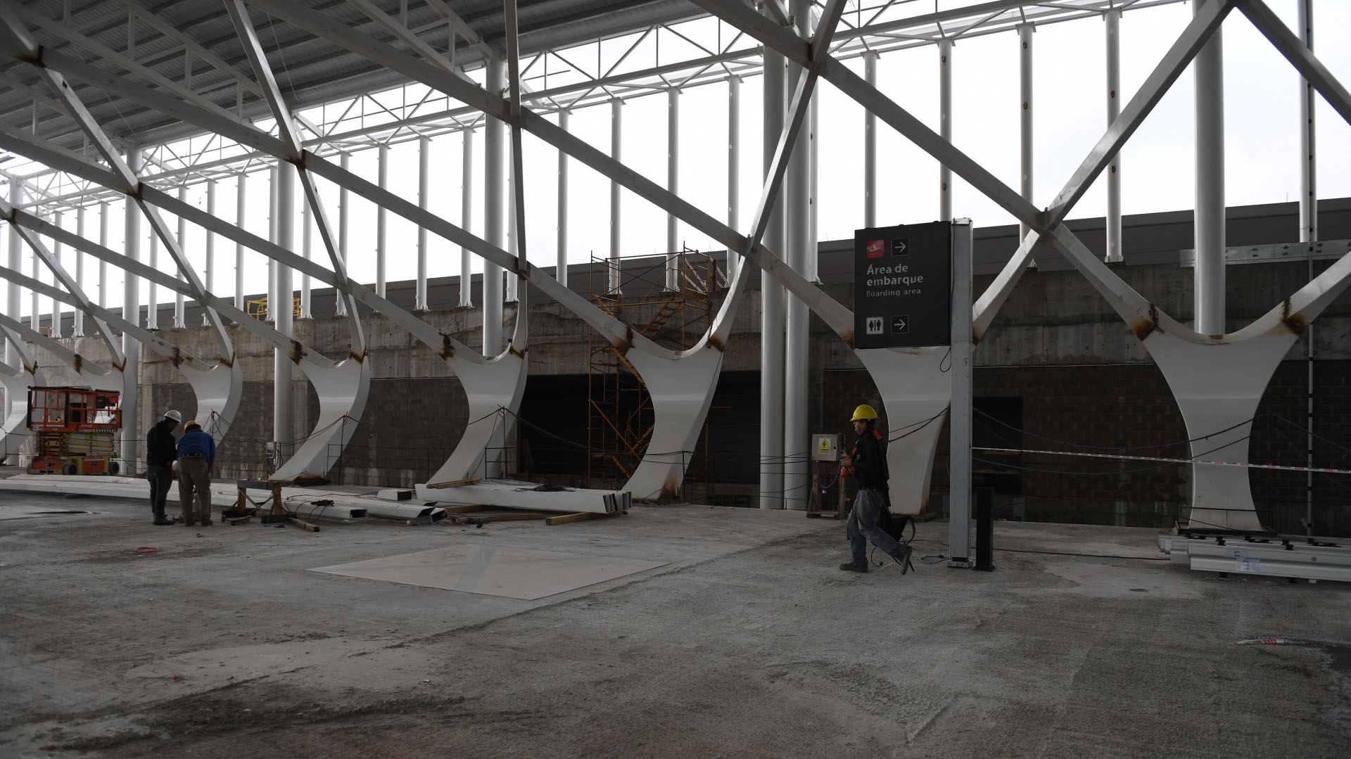 Aún están en proceso de instalación las estructuras que envolverán el segundo piso del hall, de una extensión de aproximadamente 200 metros. En la jerga, los operarios llaman a las columnas los “angelitos”