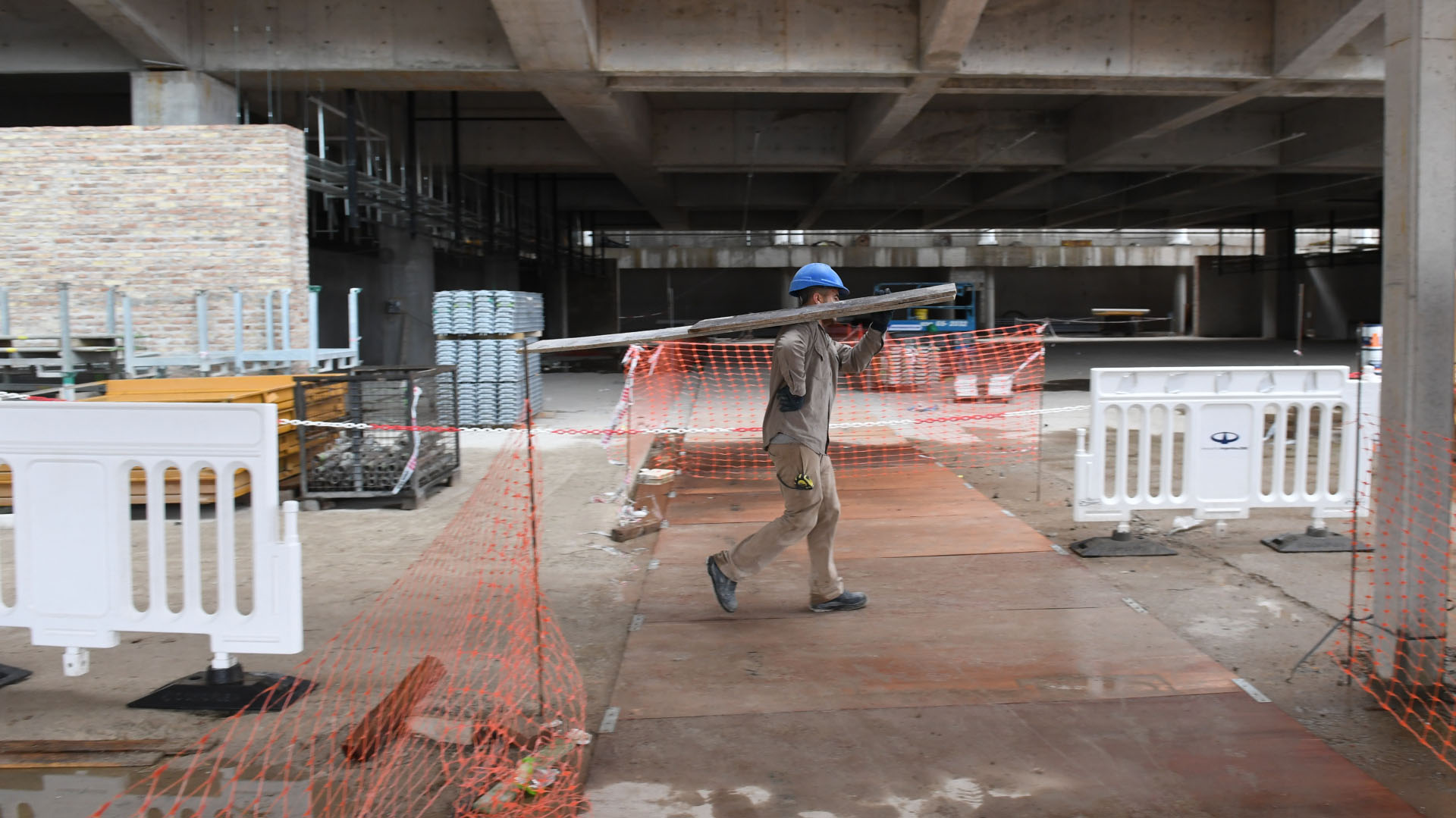 Solo en estas obras del nuevo hall y el estacionamiento en varios niveles trabajan 1.200 personas. Las tareas concluirán, según las previsiones de las autoridades, durante el mes de agosto y estará operativo para recibir pasajeros a fines de septiembre