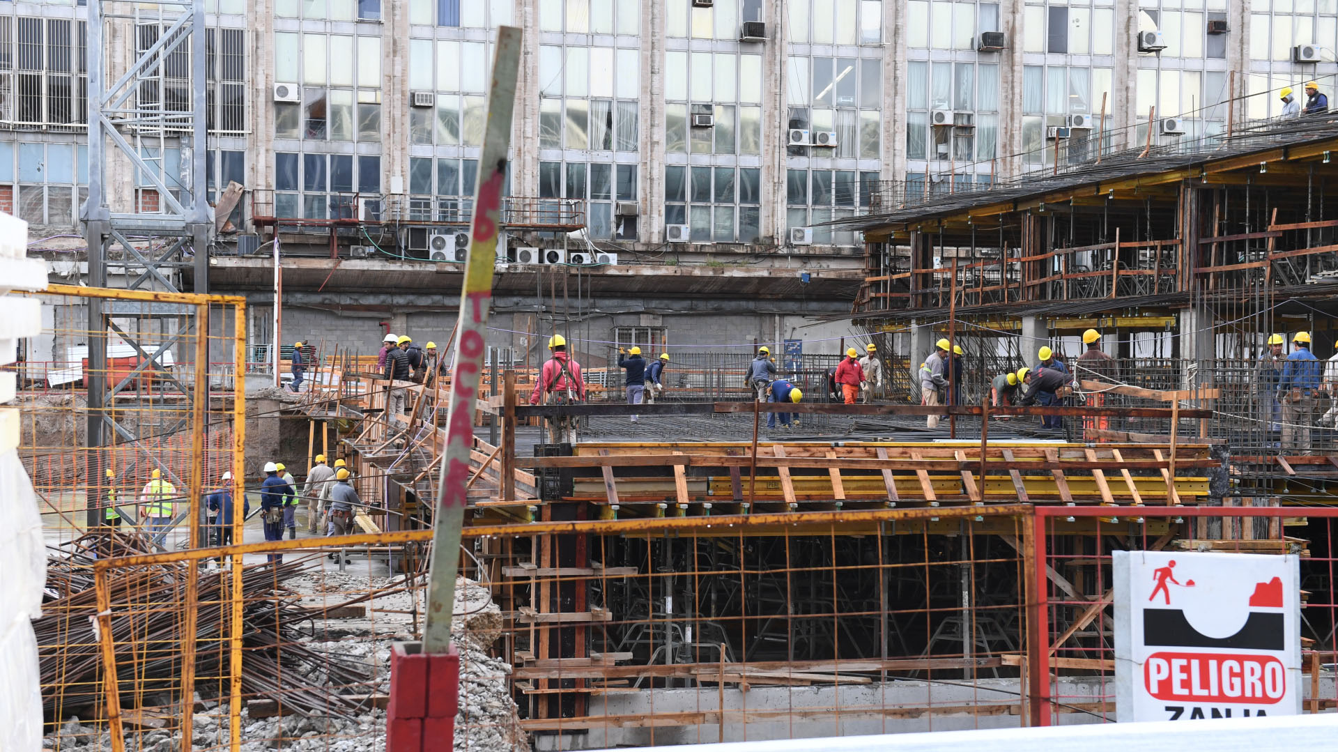 Enfrente también se construye un parking multinivel que tendrá 70 mil metros cuadrados. Allí se encontraba antes el anexo B. “Hay pocos casos en los que el estacionamiento está conectado con la terminal. Hay un túnel donde se puede salir directo al check-in. Van a ser 1.880 cocheras con un sistema de guiado automático inteligente: en función de por dónde salís te sugerirá dónde estacionar y qué lugares están disponibles. Reduce los tiempos y el confort del pasajero”, relató Ketchibachian