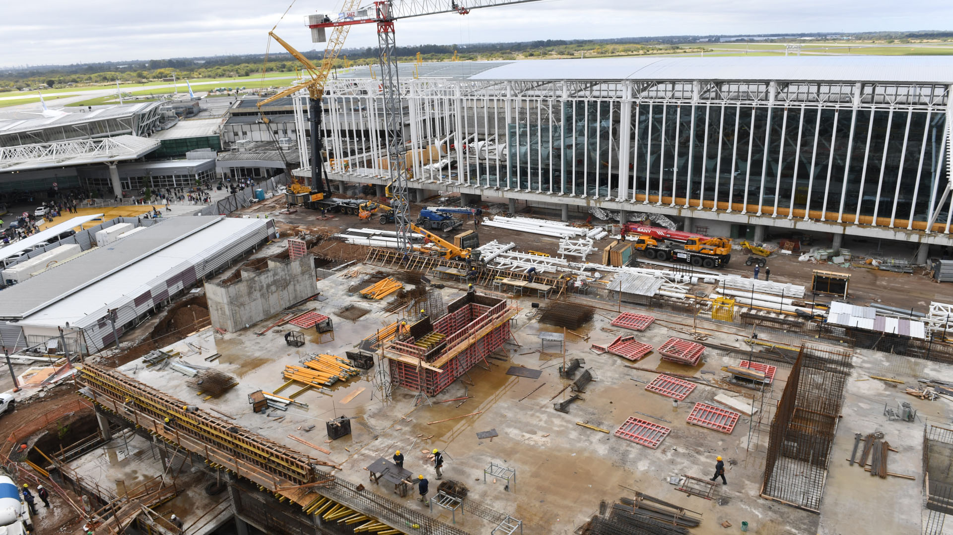 Patricio Di Stefano, presidente del Organismo Regulador del Sistema Nacional de Aeropuertos (ORSNA), advirtió que así como se proyectó la reconstrucción de la terminal de Partidas, sucederá lo mismo con el área por donde los pasajeros llegan: “Los arribos van a seguir donde están hoy, pero en un futuro tenemos pensado renovarla por completo. A fin de año, entre diciembre y enero, empezaremos a construir la nueva terminal de Arribos, que será un edificio similar a éste. Esta es la segunda parte de obra del Aeropuerto”