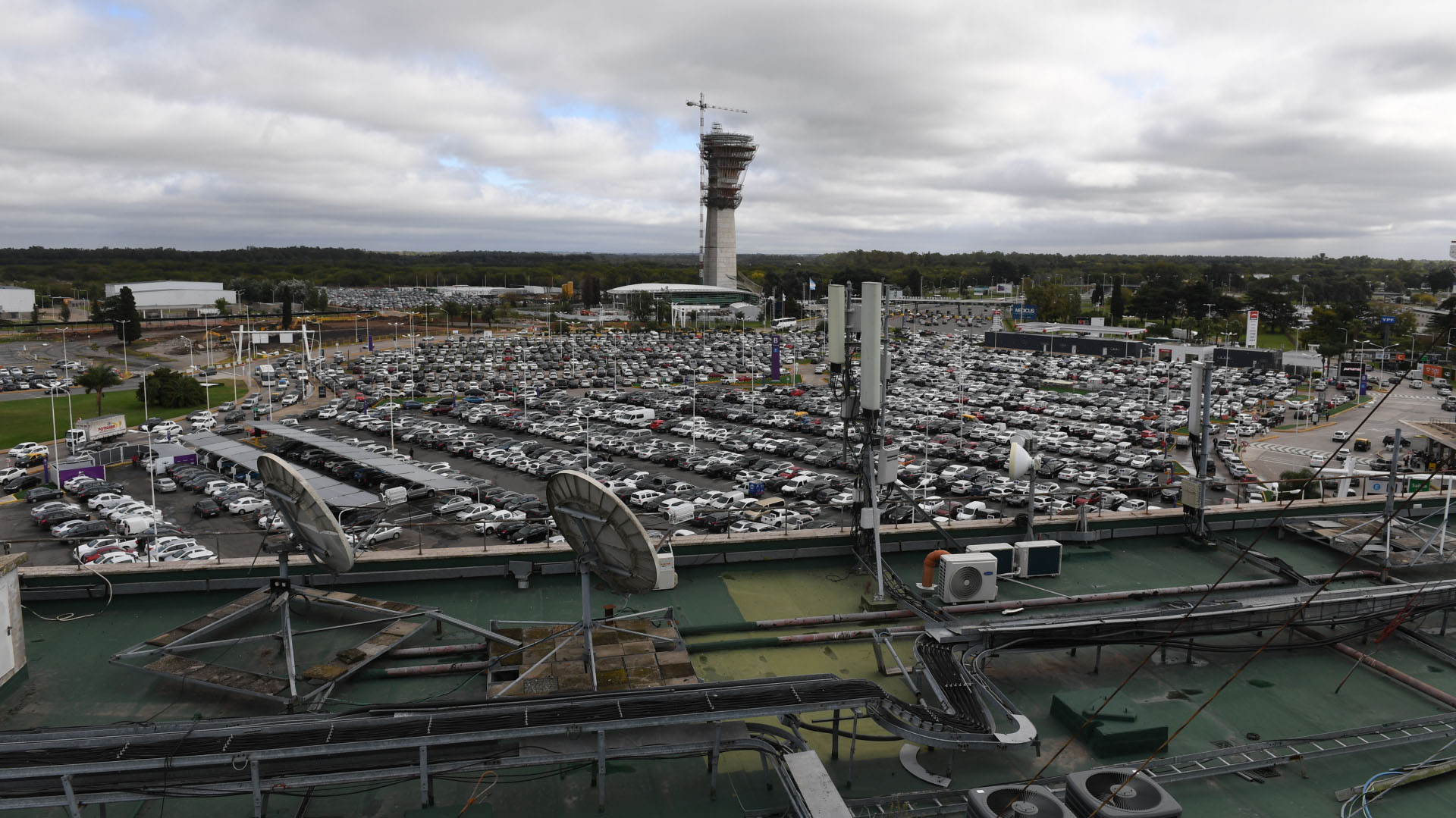 La Terminal de Partida sustituirá a las terminales A y C. Ketchibachian respondió en qué se convertirán esas estructuras: “Tenemos planes para que la A sea una gran expansión en cabotaje, creemos que hay una gran posibilidad de conectar la Argentina también desde Ezeiza por las aerolíneas internacionales que van a funcionar desde acá. En la planificación tenemos en mente la expansión doméstica en Ezeiza. La C por su parte se demolerá y sobre ella se construirá un conector. La sección de atrás de la C se mantendrá y la parte delantera, la que se ve, una estructura también se desmantelará y en la otra estará la vía de conexión de todos los pasajeros en zona interna”.