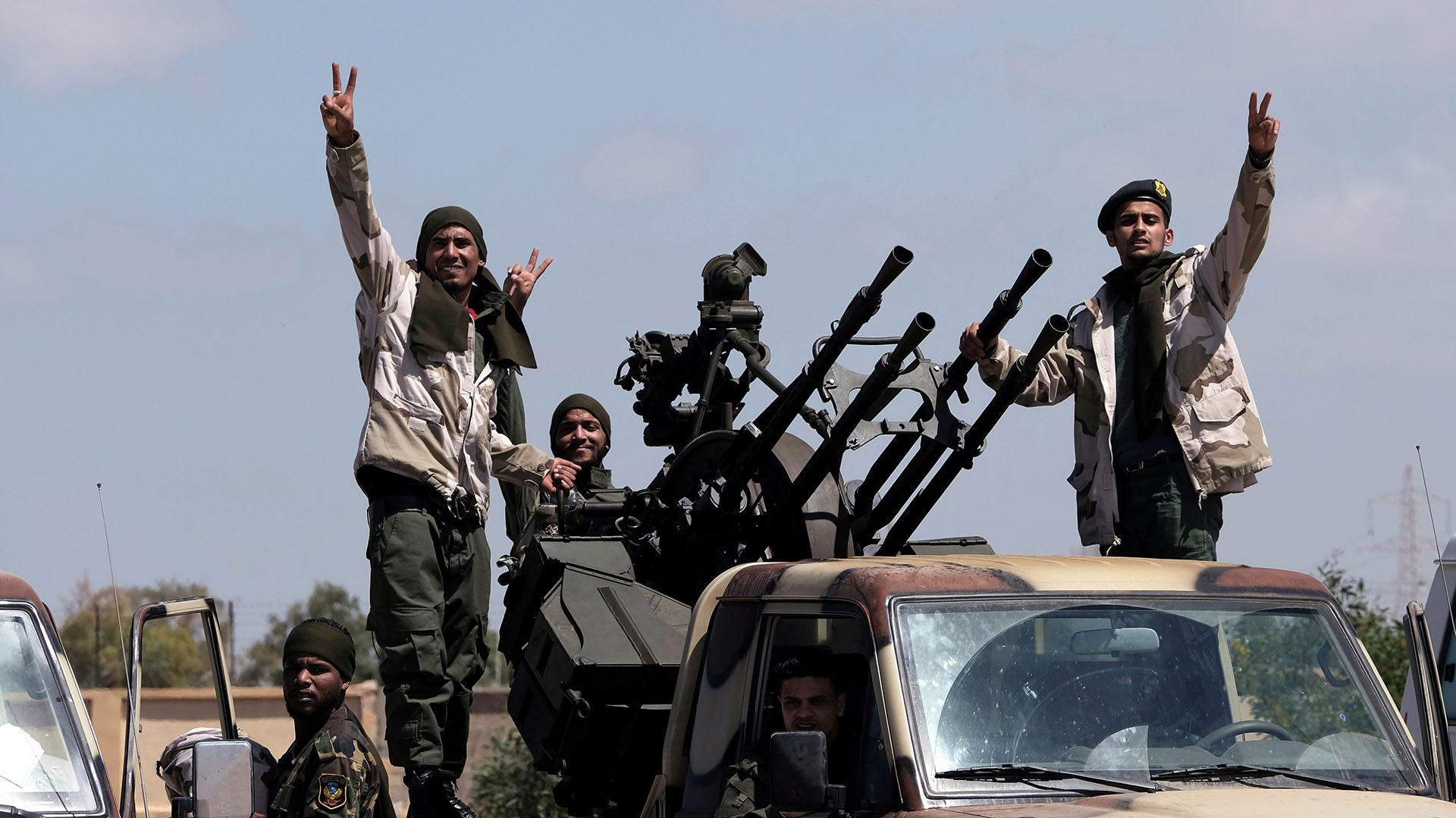 Miembros del Ejército Nacional Libio (LNA), comandado por Haftar, salen de Bengasi rumbo a Trípoli para tomar la ciudad (Reuters)