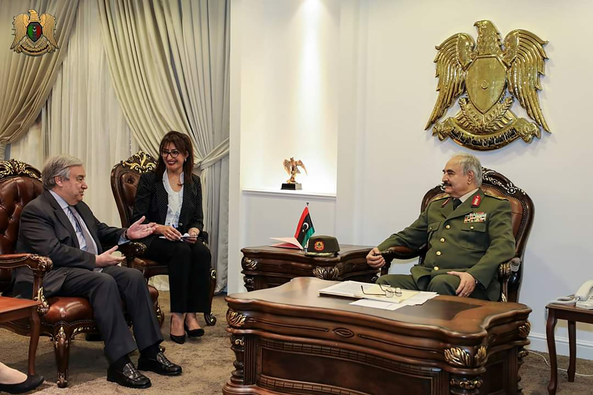 El secretario general de las Naciones Unidas, Antonio Guterres, se reunió con Haftar en Bengasi un día después de que el mariscal comenzara la avanzada sobre Trípoli (Reuters)
