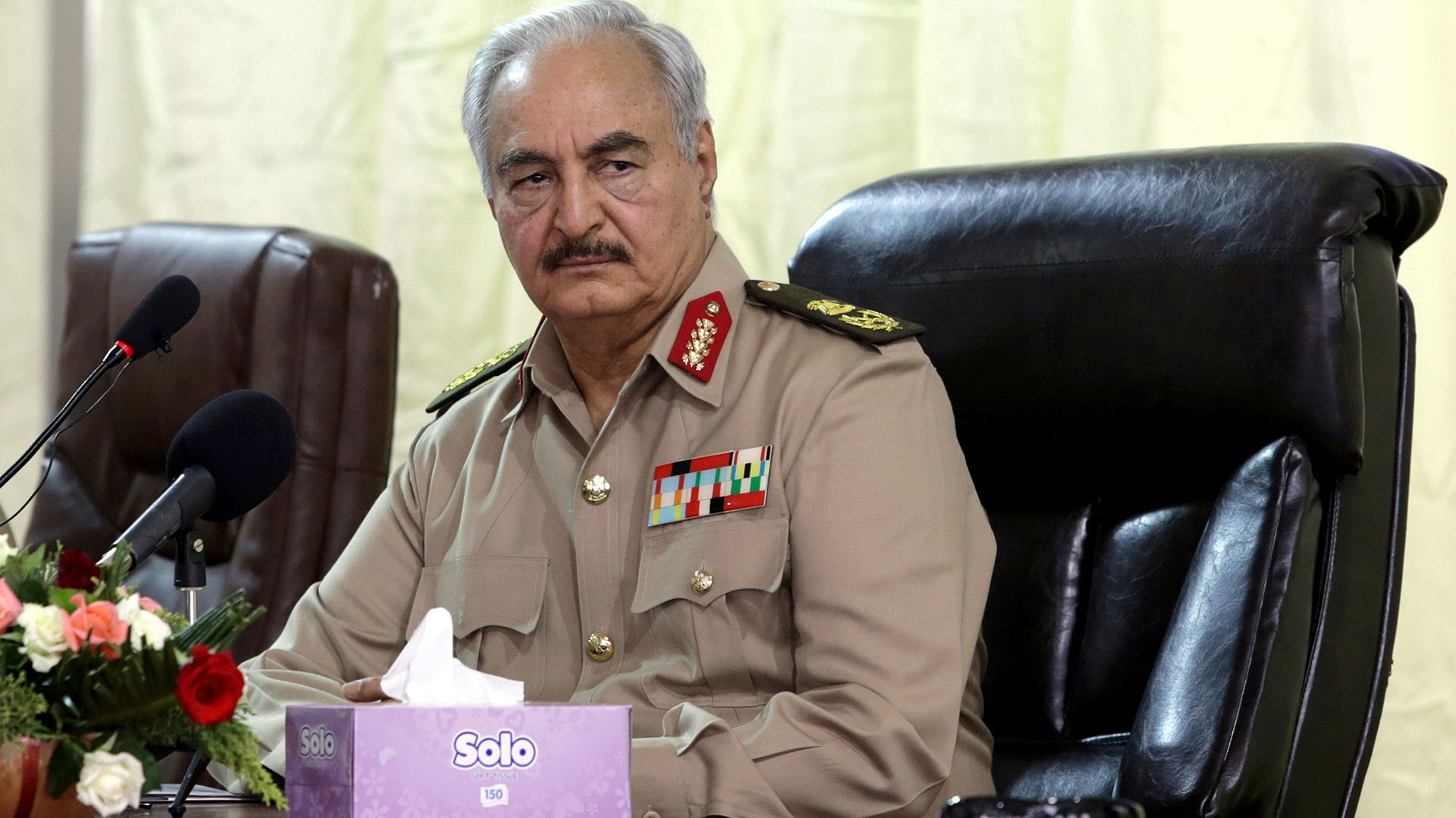 Jalifa Haftar fue uno de los principales generales de Gaddafi hasta su captura en Chad. Luego se convirtió en un enemigo. Aquí, durante una conferencia de seguridad en Bengasi (Reuters)
