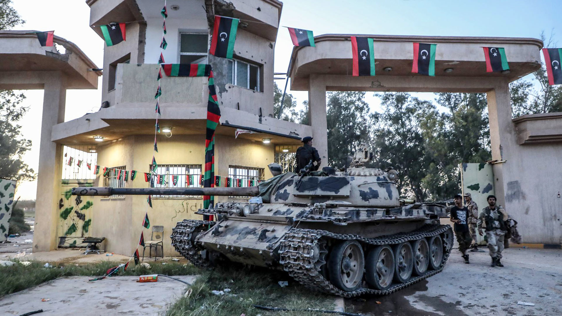 Un tanque del Ejército Nacional Libio en el campo de la Cuarta Brigada en Al-Aziziyah, ubicado unos 40 kilómetros al sur de Trípoli (AFP)