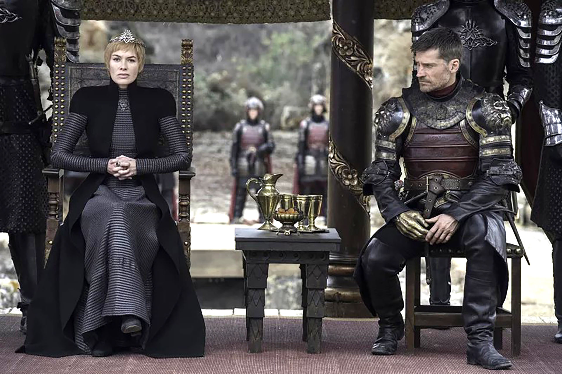 Con su melena rubia corta y tiara, un vestido rayado con mangas largas al cuerpo combinado con sobretodo negro y botas de cuero a tono Cersei denota un estilo imperial,y asume a través de la ropa su rol a la perfección