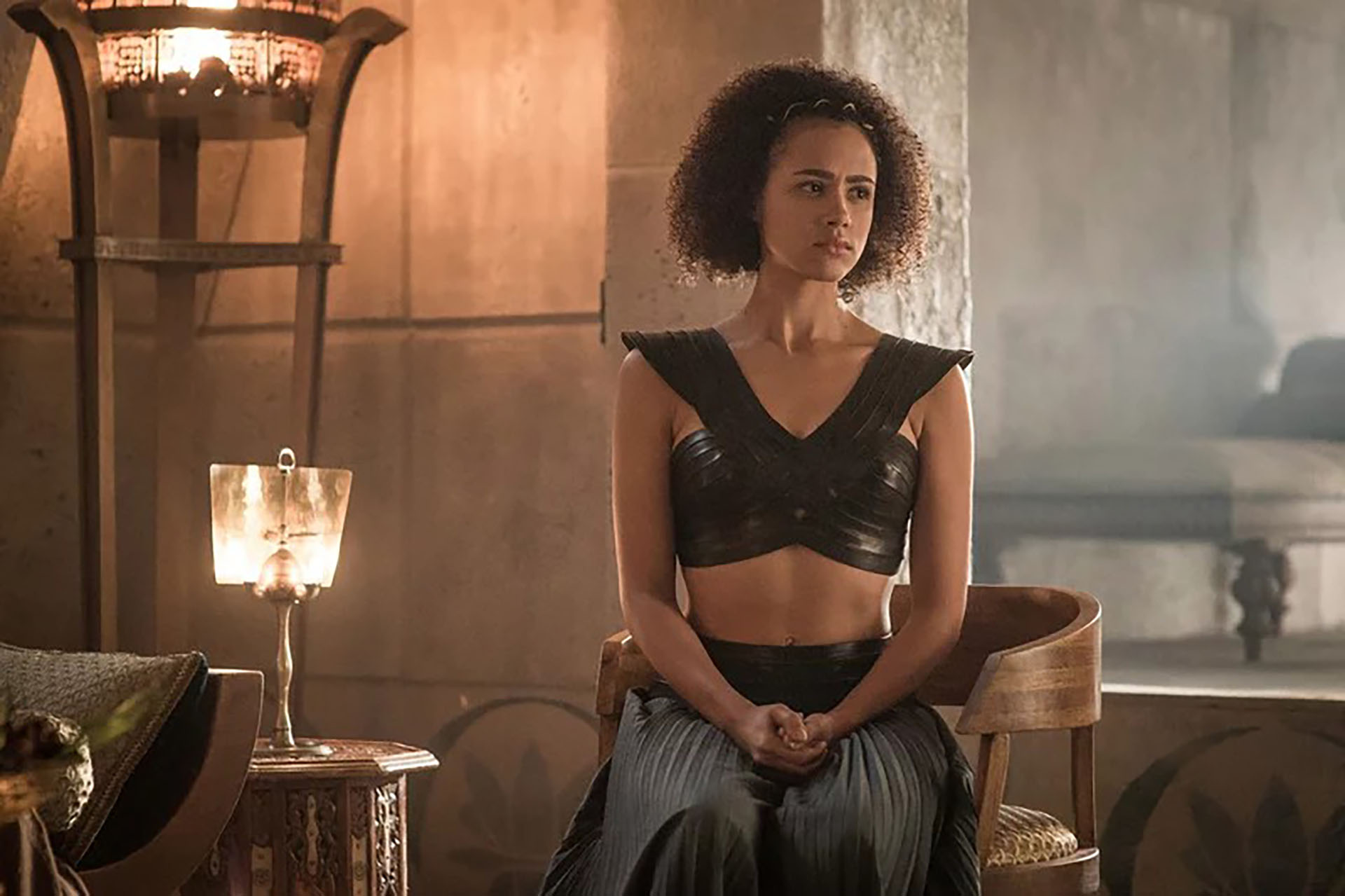 El crop top de cuero Missandei con una falda cruzada. Su personaje se caracteriza por el uso del top en reiteradas ocasiones. En tonalidades como negro, verde y azul. Cruzados, plisados, con tramas y con texturas y bien de diseño de autor
