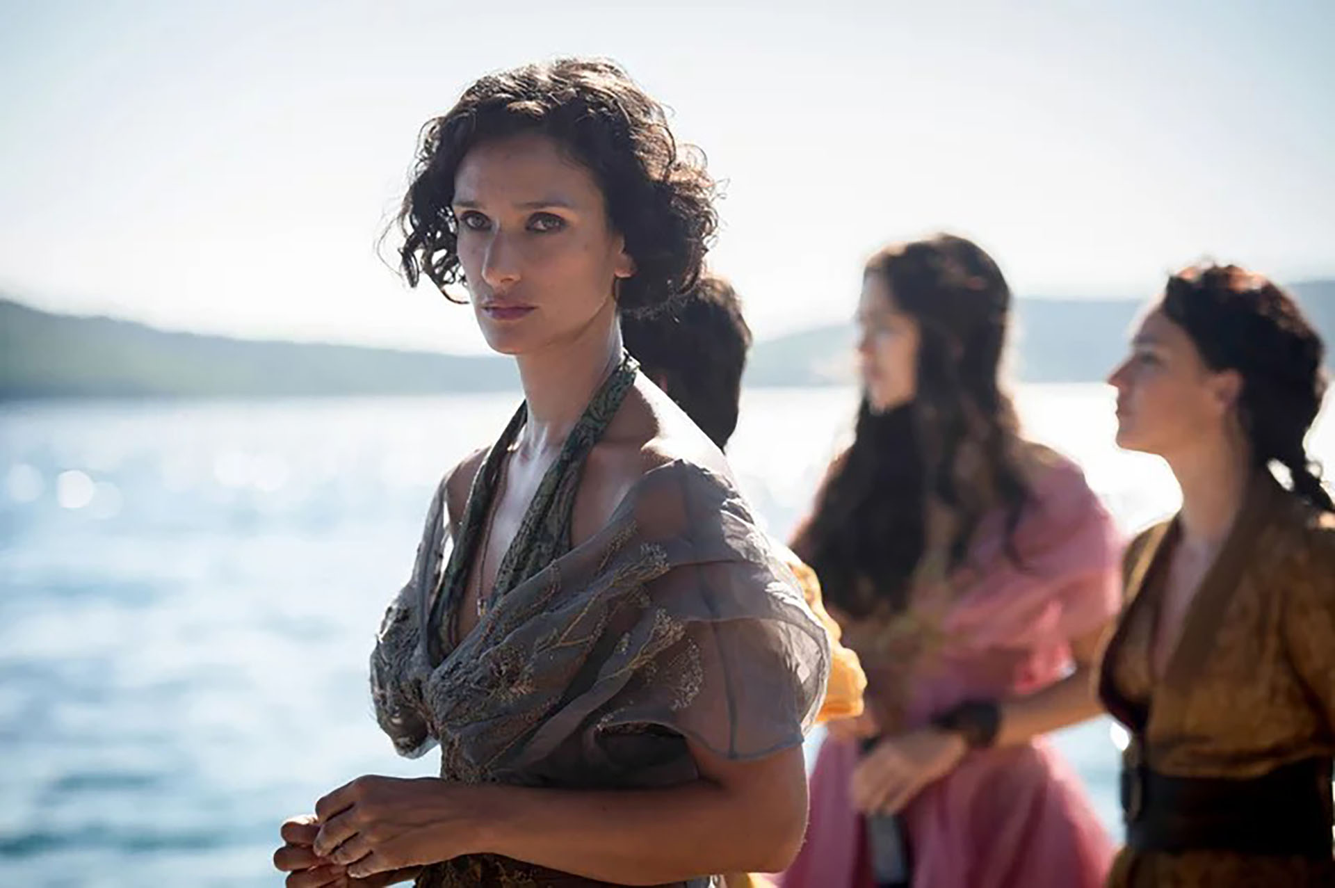 Para la temporada 5, Ellaria Sand lució un vestido de alta costura de gasa, bordado, con mangas acampanadas, y debajo se dejaba ver la bikini. Un gran escote y transparencias la acompañaron durante toda su participación en GoT