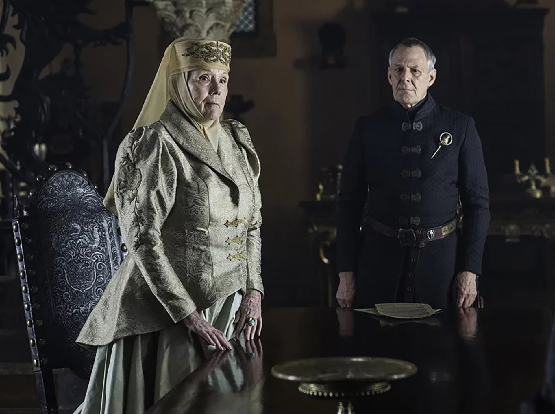 El sombrero con velo de Olenna. Los estilismos y la rigurosa elección de los tocados y sombreros para Lady Tyrell imponían respeto y majestuosidad. Los atuendos combinados de falda y chaqueta bordadas al estilo imperial