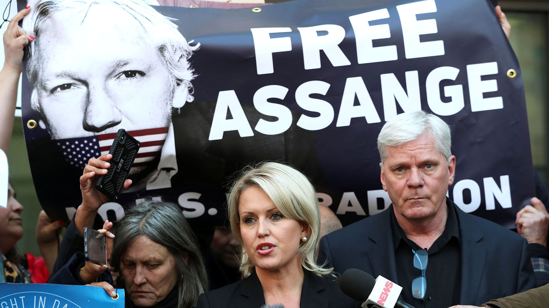 La abogada Jennifer Robinson habló con la prensa (REUTERS/Hannah McKay)