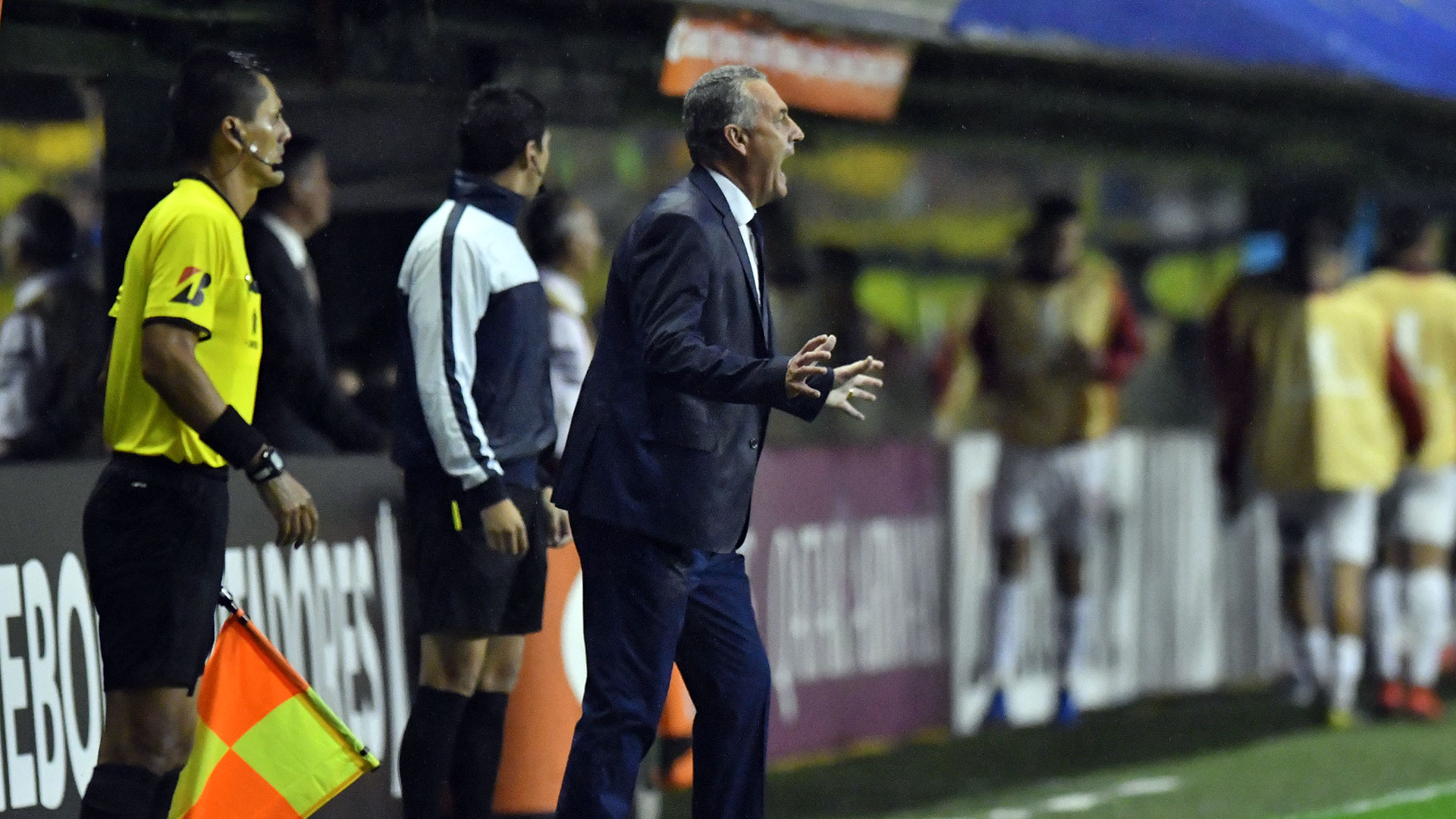 Alfaro da indicaciones durante el triunfo de Boca ante Jorge Wilstermann (Foto baires)