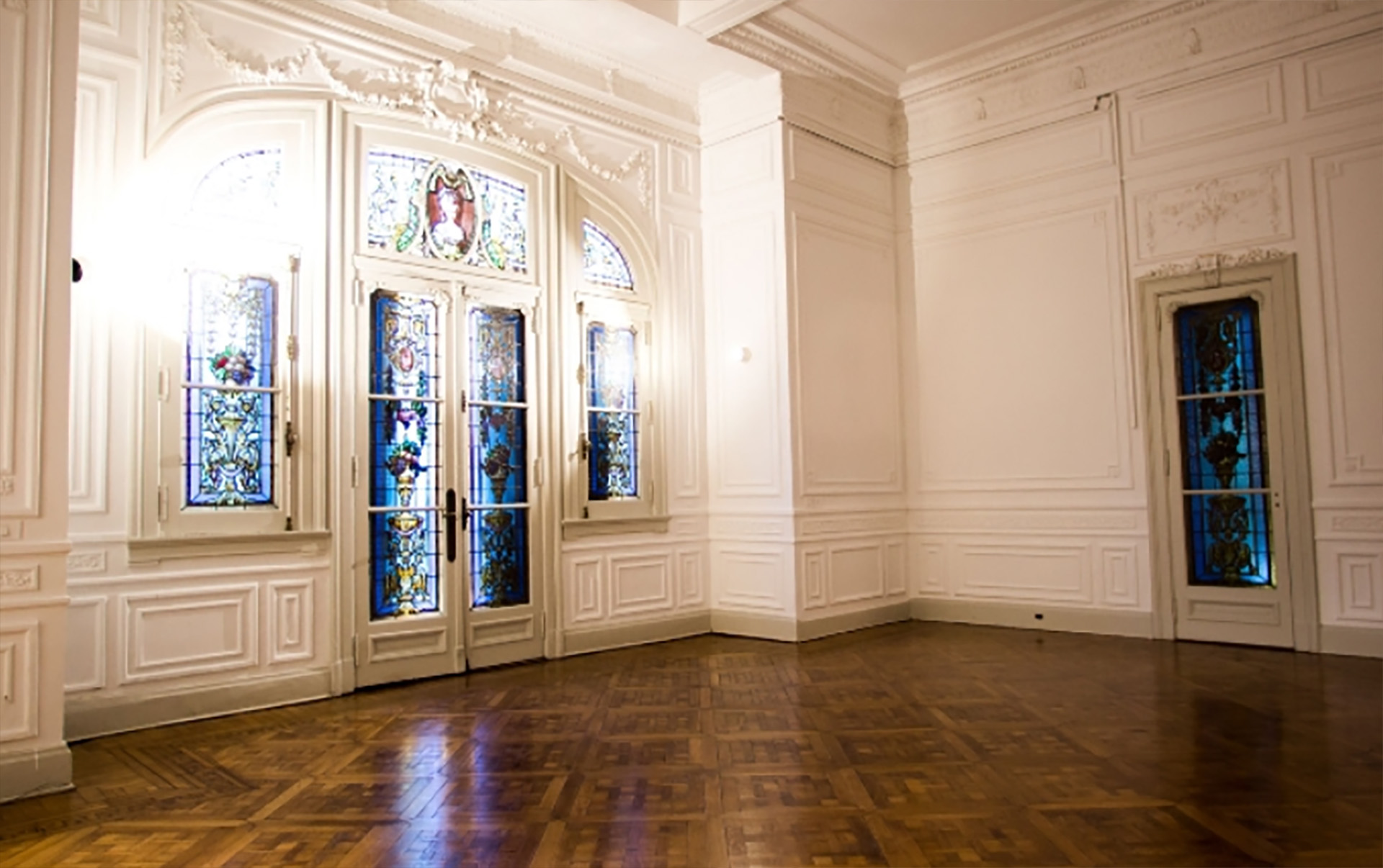 Techos de doble altura, pisos de parquet, y coloridos vitrales pintan de color los espacios de este petit hotel con características de palacio que pertenició a los Piccaluga