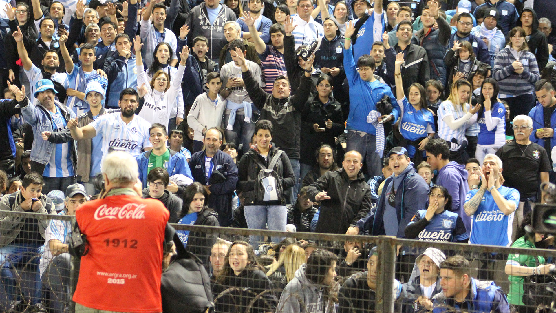Desde el campo hacia la tribuna, Juanca Baldovino captura los momentos más felices de Racing (Foto: Fabián de Ciria)