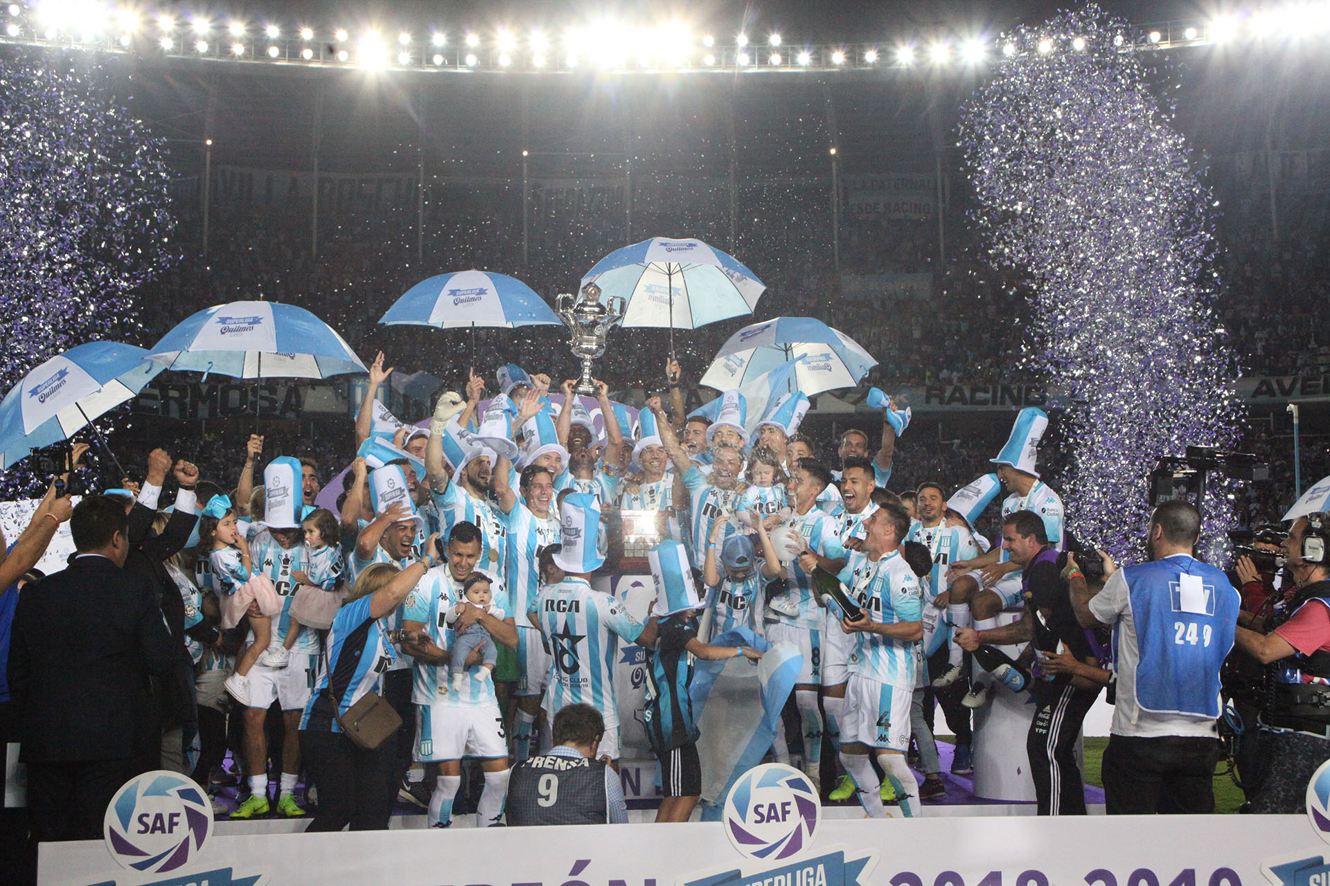¡Dale campeón! Los protagonistas levantan la copa de la Superliga