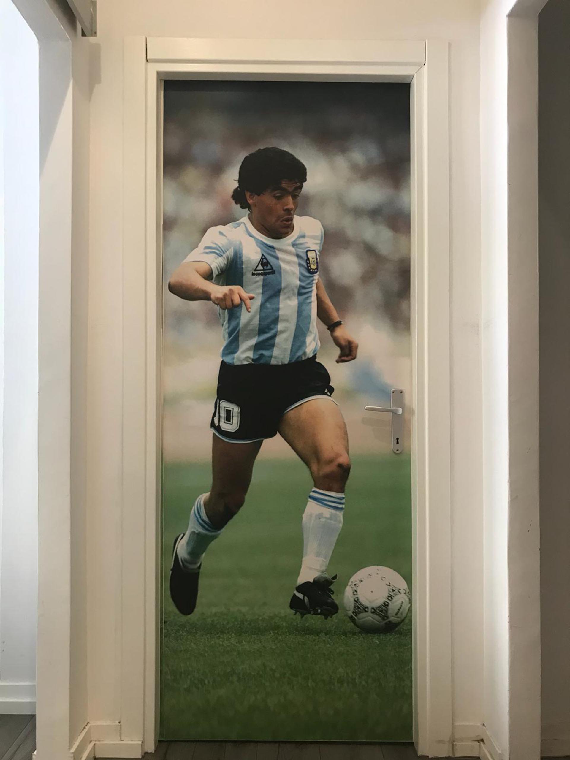 En las oficinas de “Cornersport” son fanáticos de Diego Maradona y por eso, una gigantografía suya decora una de sus puertas