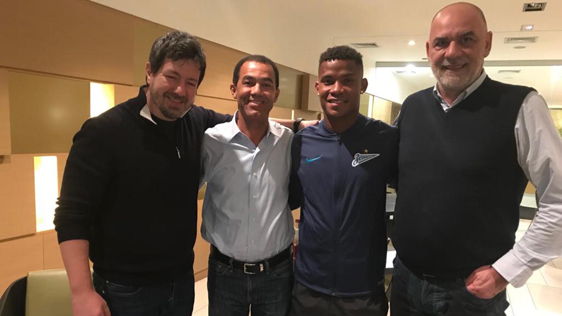 Giuseppe Cionci, el dueño de la empresa (a la derecha) posa junto a Wilmar Barrios, el colombiano que Boca vendió al Zenit de Rusia