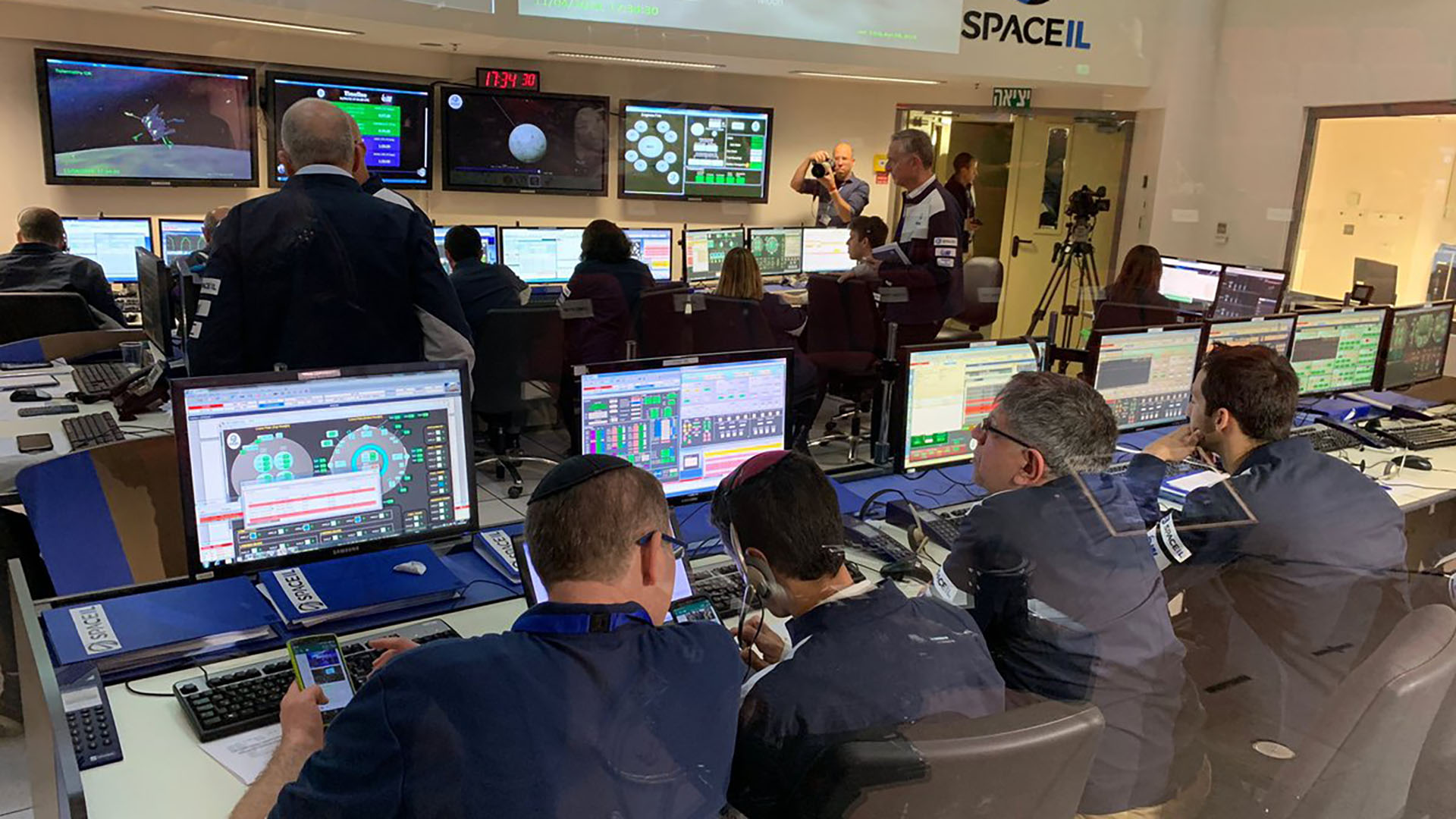 En la sala de control espacial, los ingenieros maniobran el módulo antes de la pérdida de contacto