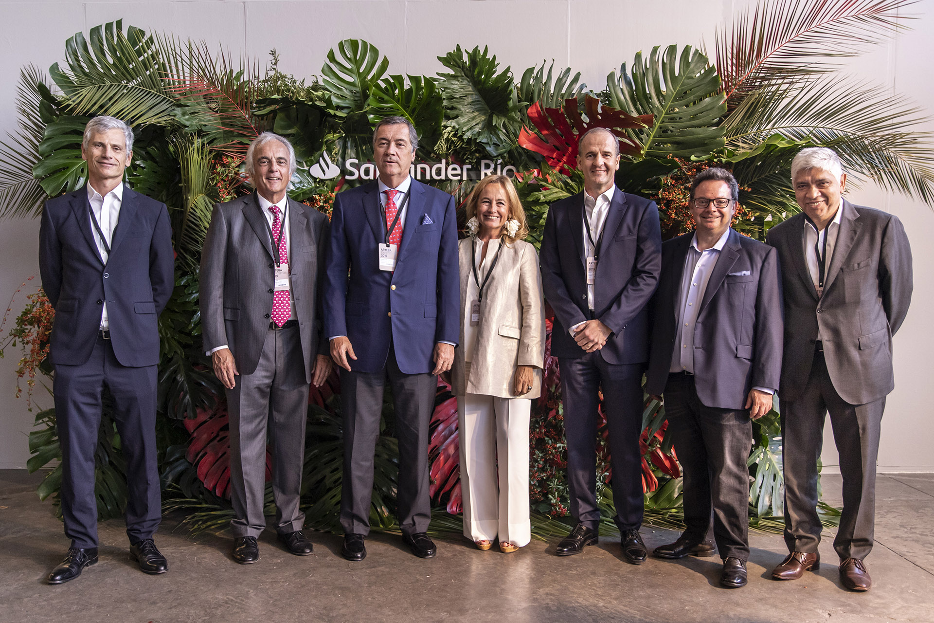 De izq a der: Guillermo Tempesta (Vicepresidente Santander Río); Luis Incera (ArteBA); Enrique Cristofani (Presidente Santander Río) y Sra; Sergio Lew (CEO de Santander Río), Ariel Sigal (ArteBA); y Sergio Galván (Director de Comunicaciones Corporativas, Estudios Económicos y Wealth Management de Santander Río)