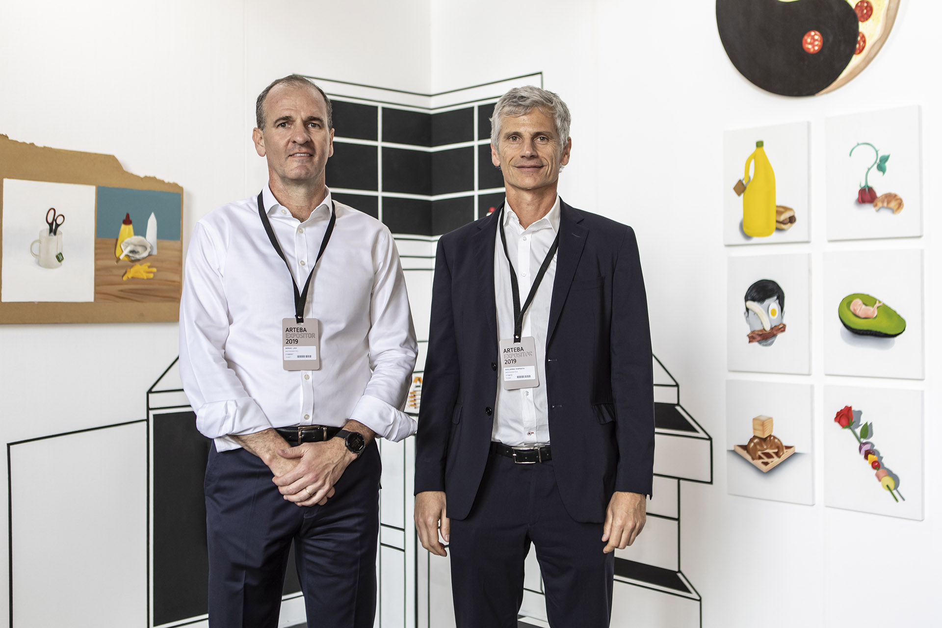 Sergio Lew (CEO Santander Rïo) y Guillermo Tempesta (Vicepresidente Santander Río) durante una recorrida en la muestra.