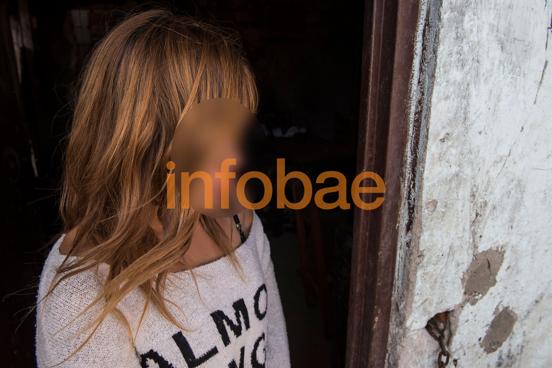 Miki fue violada por su padre hace dos años. La embarazó. La bebé que tuvo producto de la violación vive con ella. El violador está libre y vive a una cuadra.