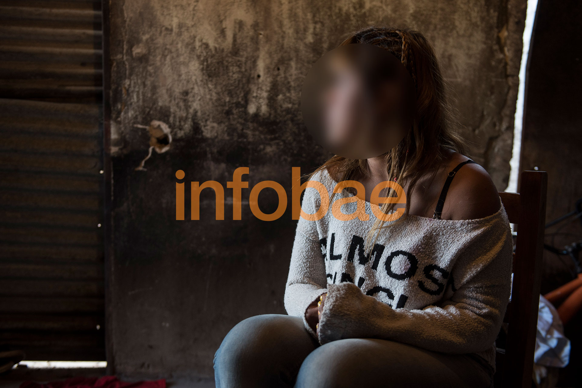 Miki, en la casilla en Florencio Varela donde pasa sus días tras el ataque. Cuidada por la madre de una amiga de la infancia.