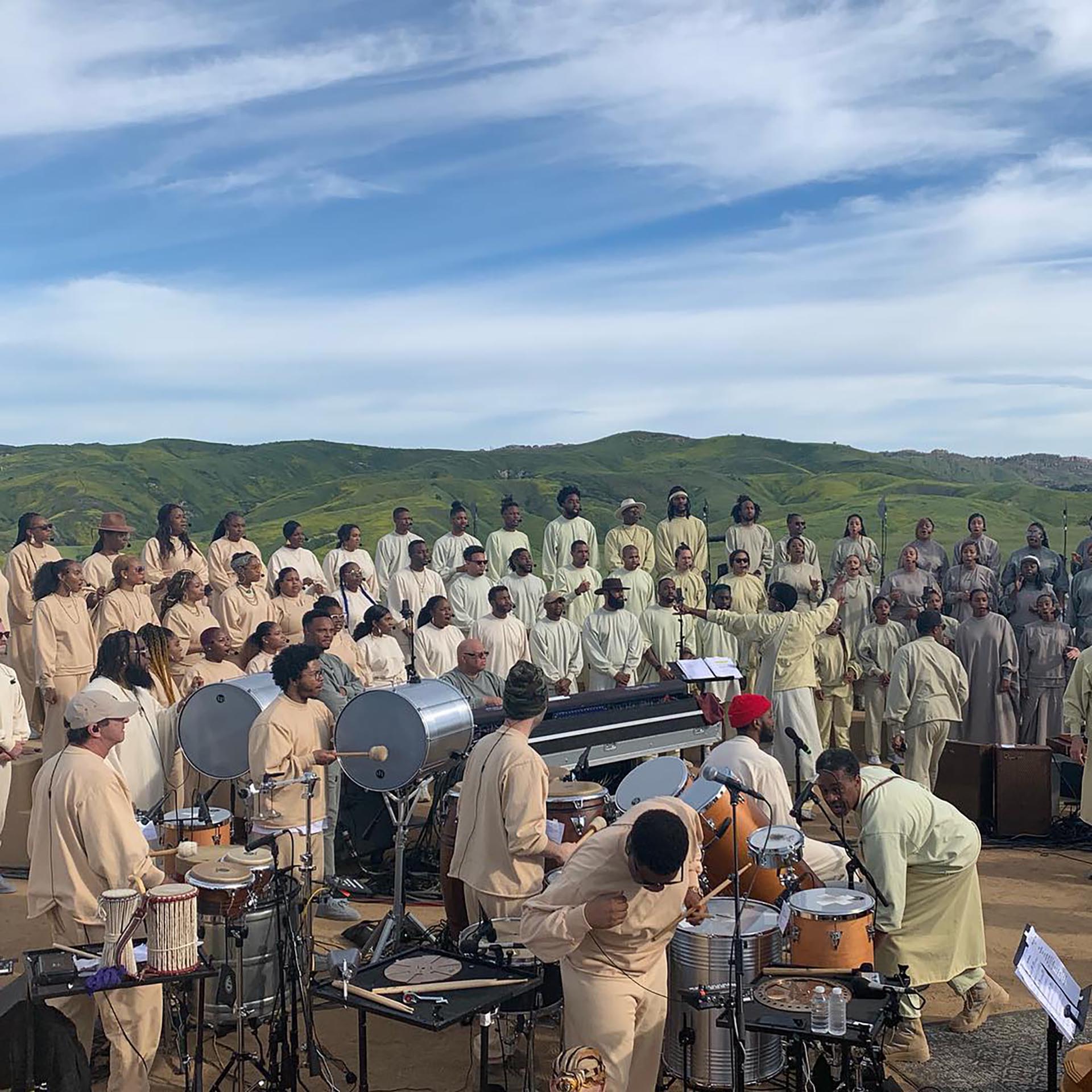 El clan Kardashian Jenner (del que forma parte el rapero por estar casado con la mayor de las hermanas) ha estado compartiendo en sus redes sociales las multitudinarias reuniones familiares y musicales de gospel (@officiallythesamples)
