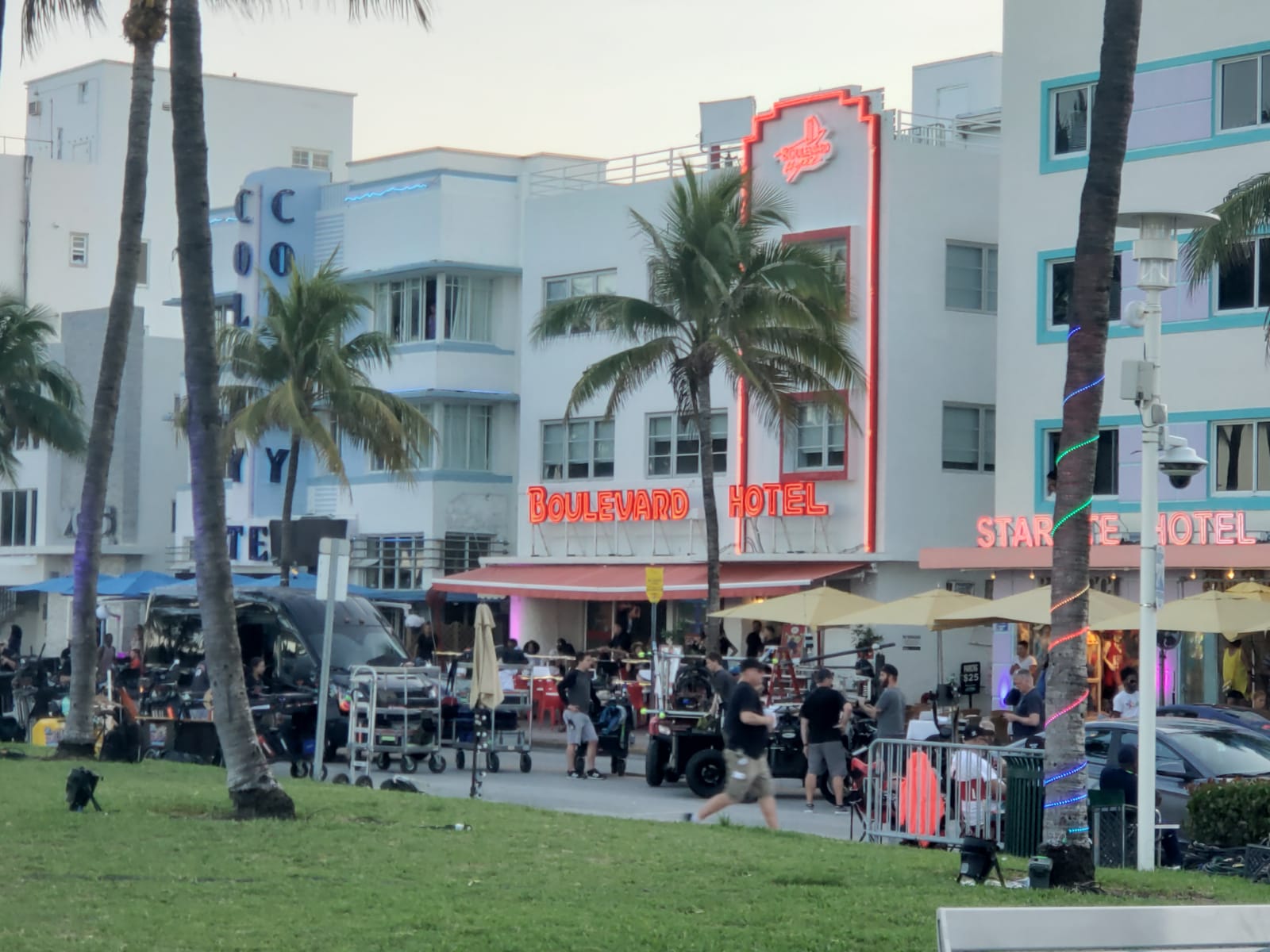 Los cortes de calles en la playa por el rodaje se dieron también a lo largo de la avenida Ocean Drive.