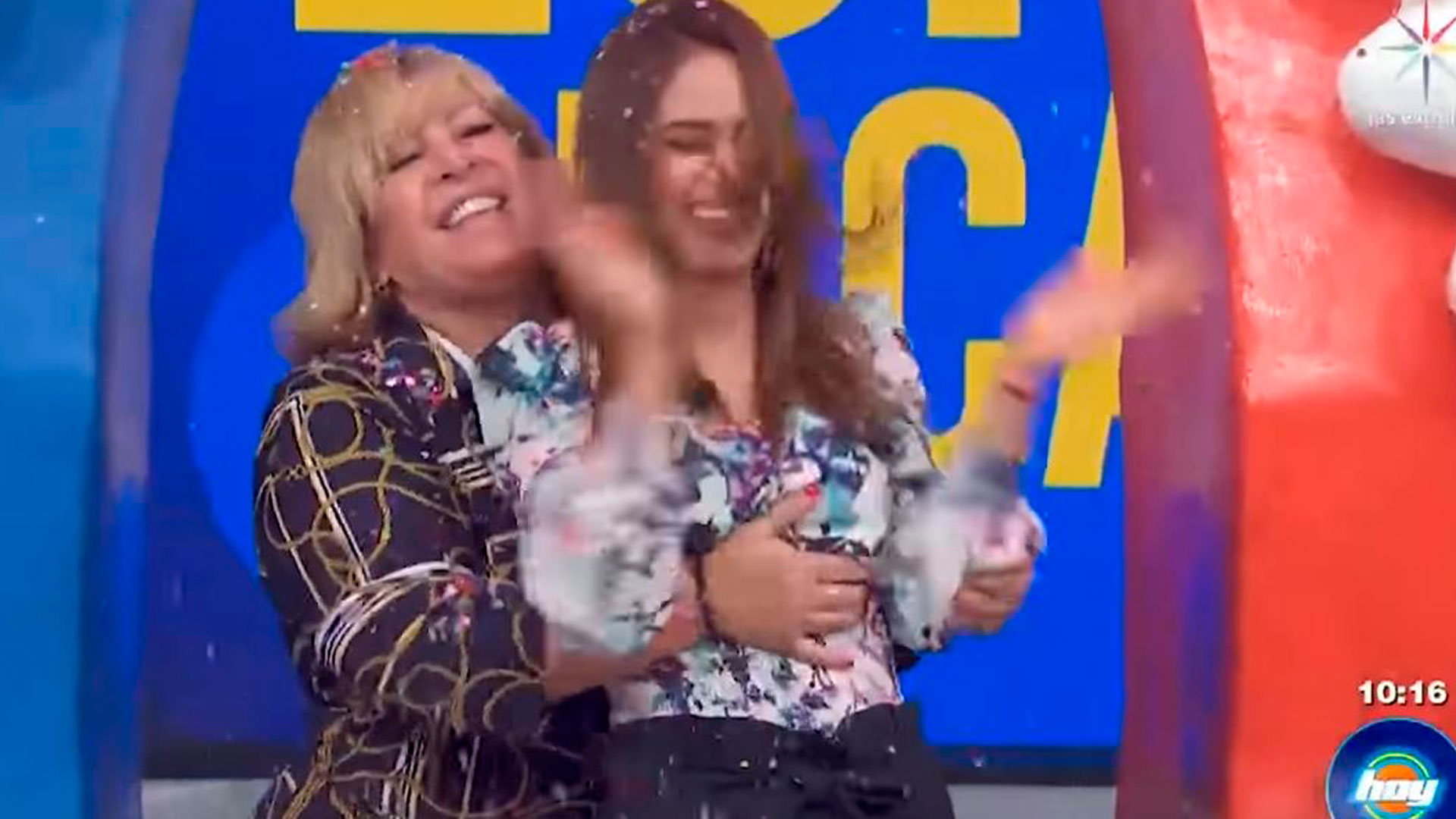 La mano de Magda Rodríguez se sujeto del pecho de Yanet (Foto: Televisa/Hoy)