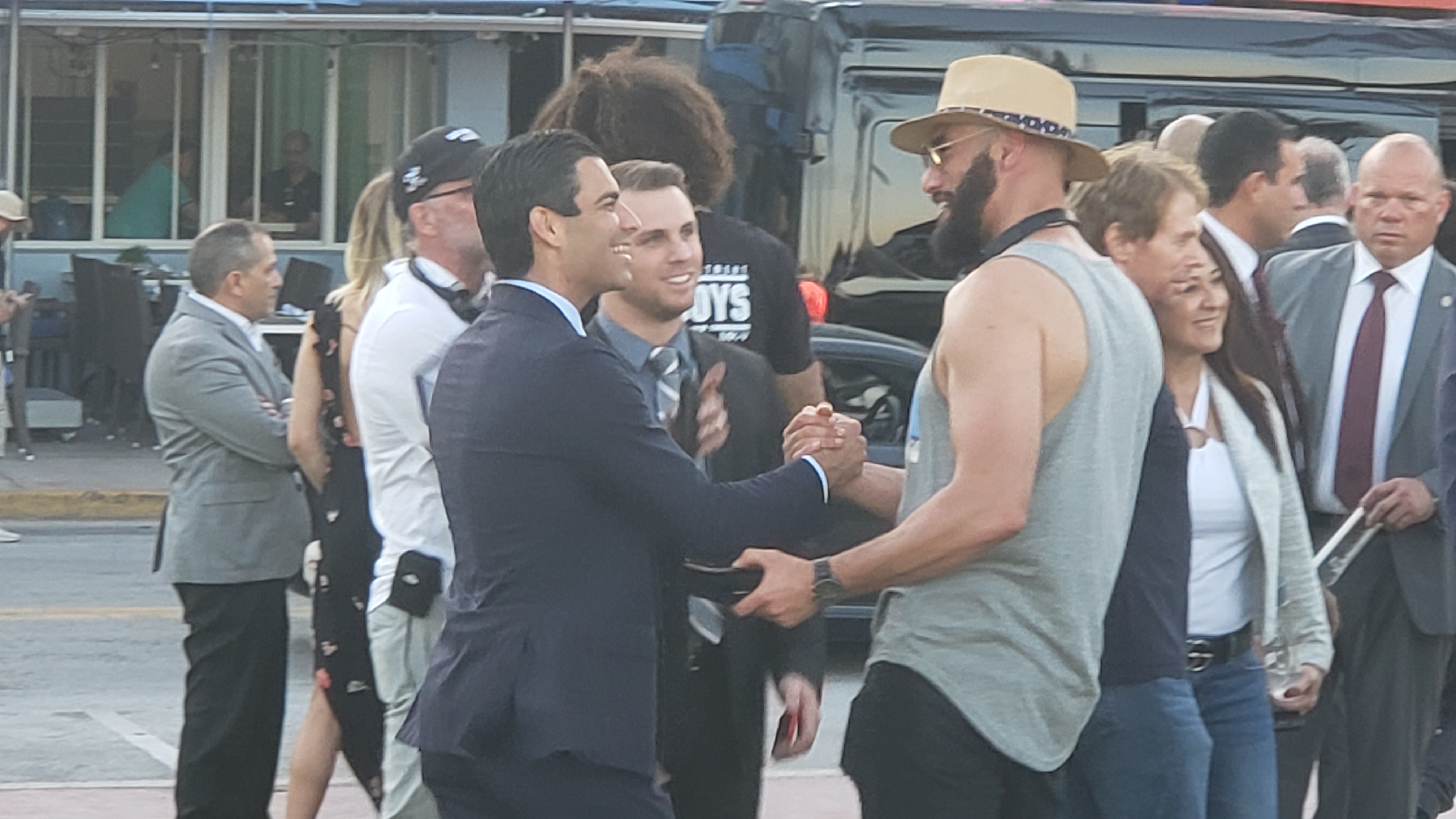 El alcalde de Miami, Francis Suárez, saludó a los directores Bilall Fallah (izq.) y Adil El Arbi y artistas durante la filmación. (Foto: Opy Morales)