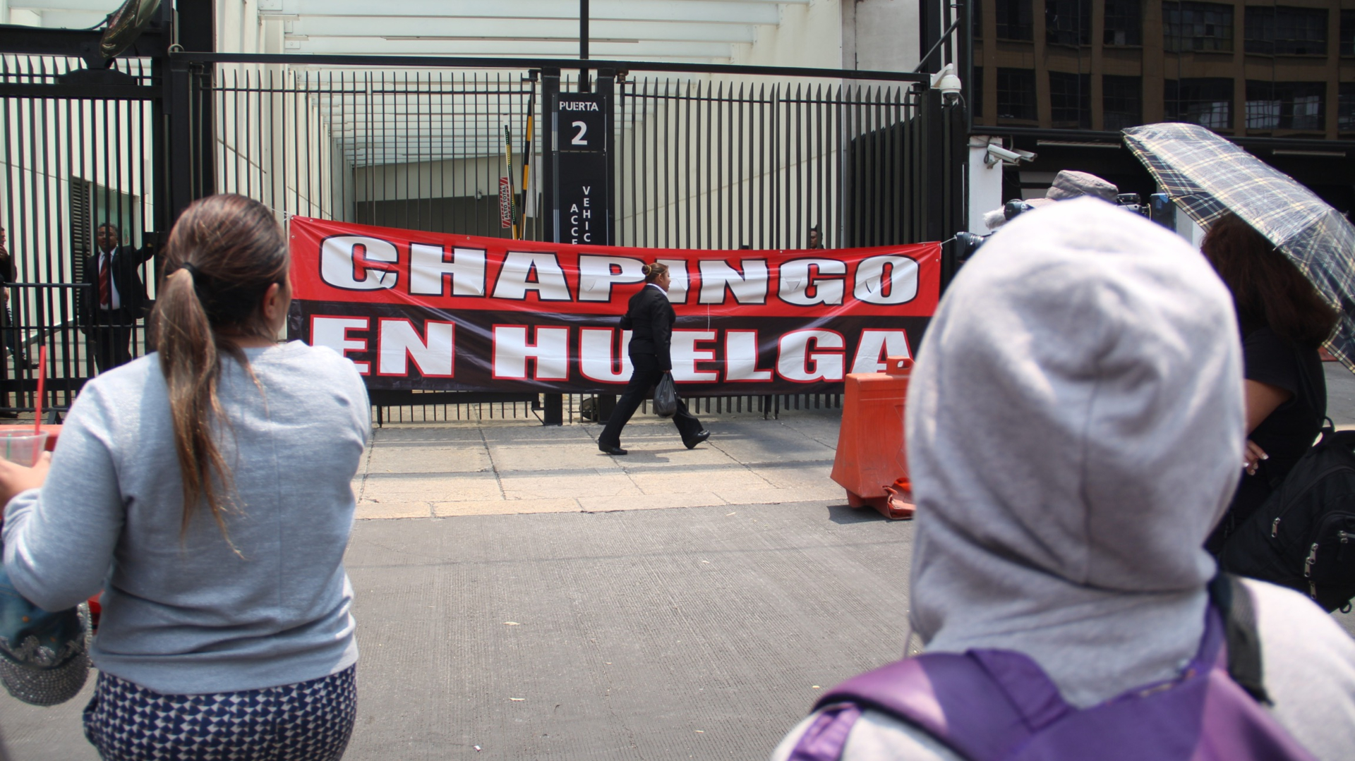 Maestros del sindicato de Trabajadores de la Universidad Autónoma Chapingo llegaron a bloquear las entradas del Senado de la República (Foto: Cuartoscuro)